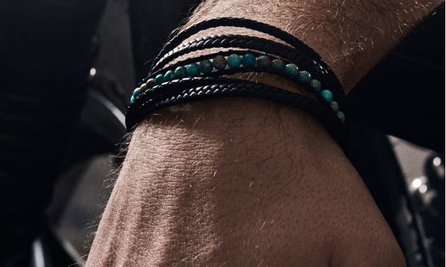 Des bracelets en cuir tressé et en acier chirurgical avec une rangée de perles de véritables pierres fines, chacune d'entre elles unique en son genre.