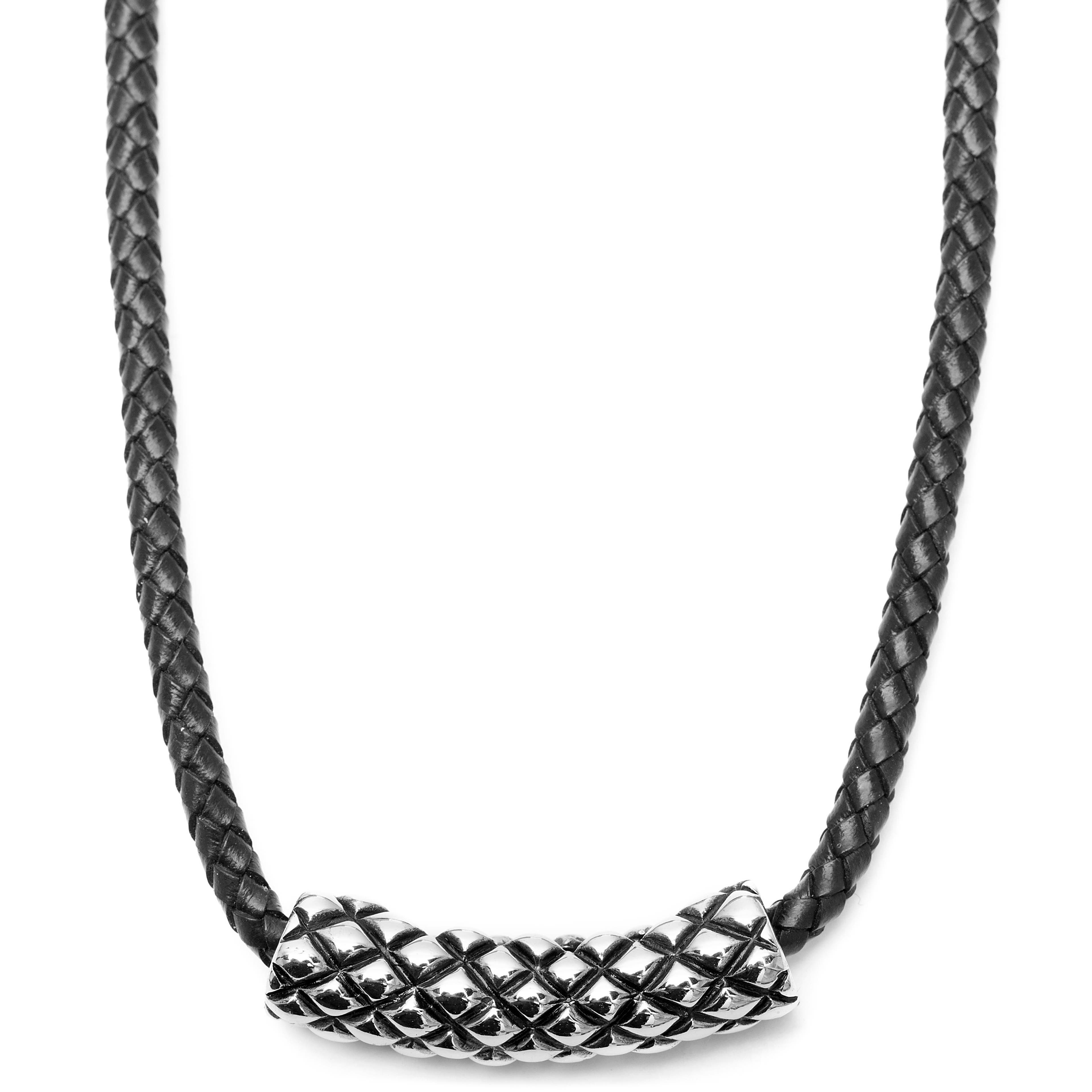 Collier en cuir noir et pendentif gravé quadrillage