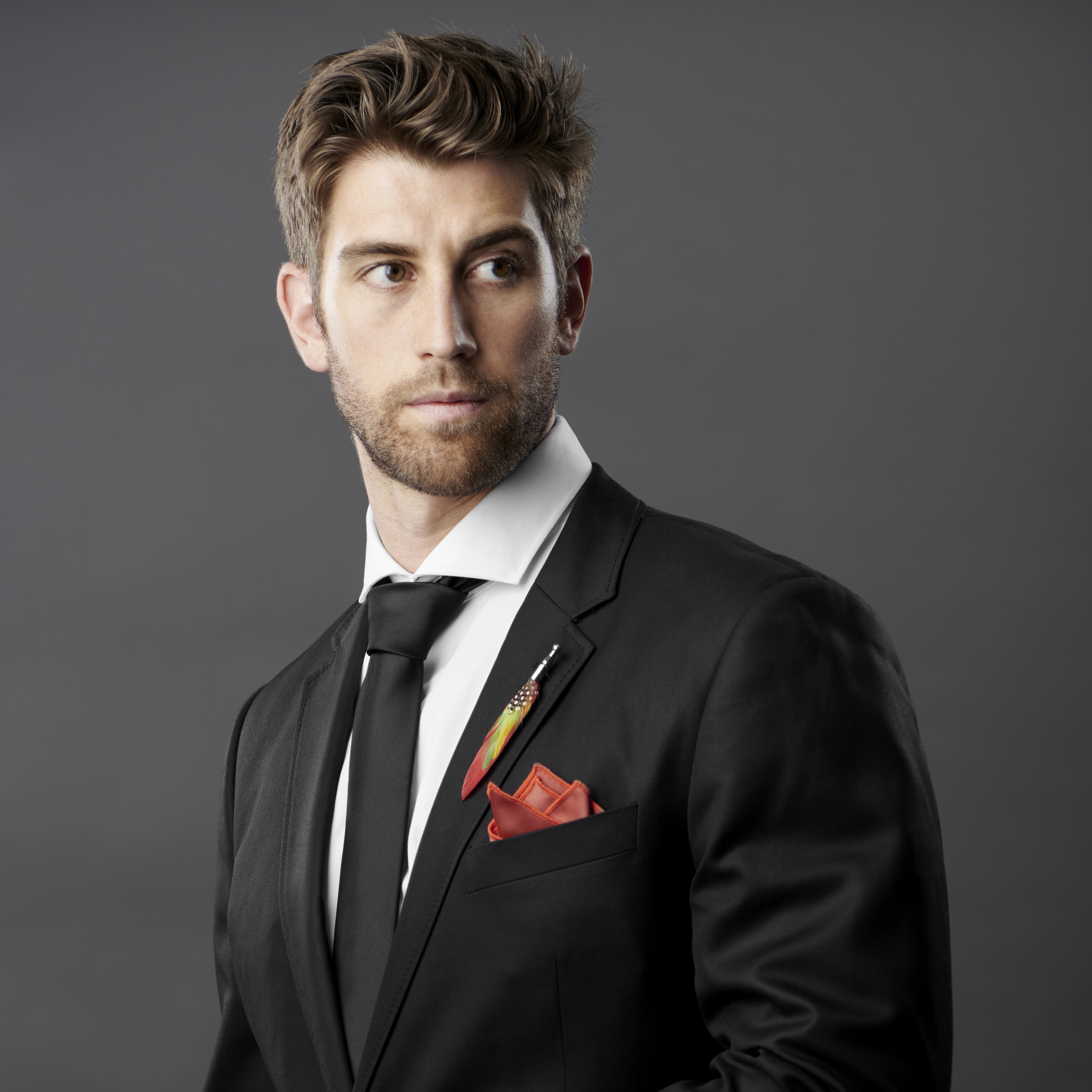 Výrazne červené pierko do klopy - 6