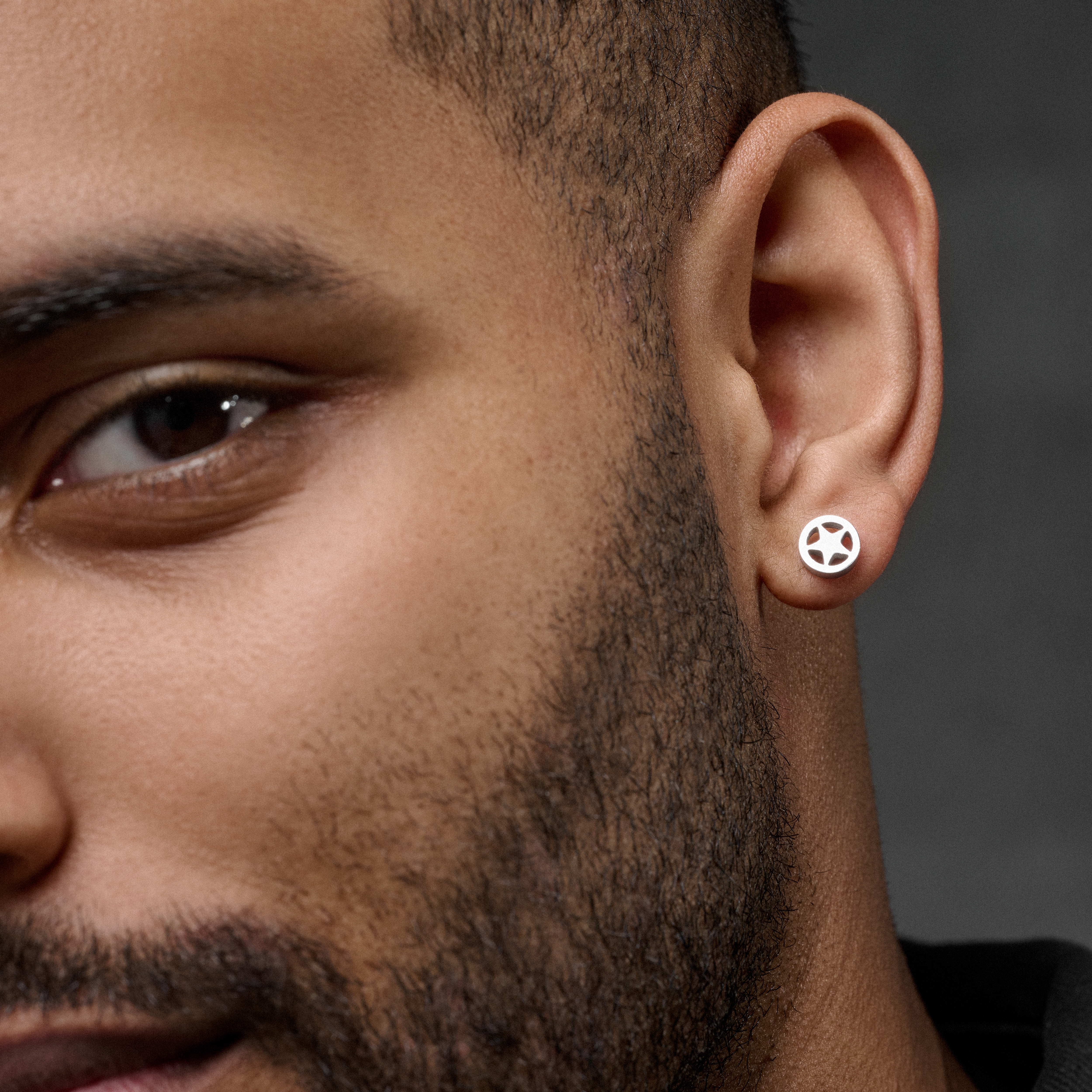 Pendiente de acero detallado con estrella - 2