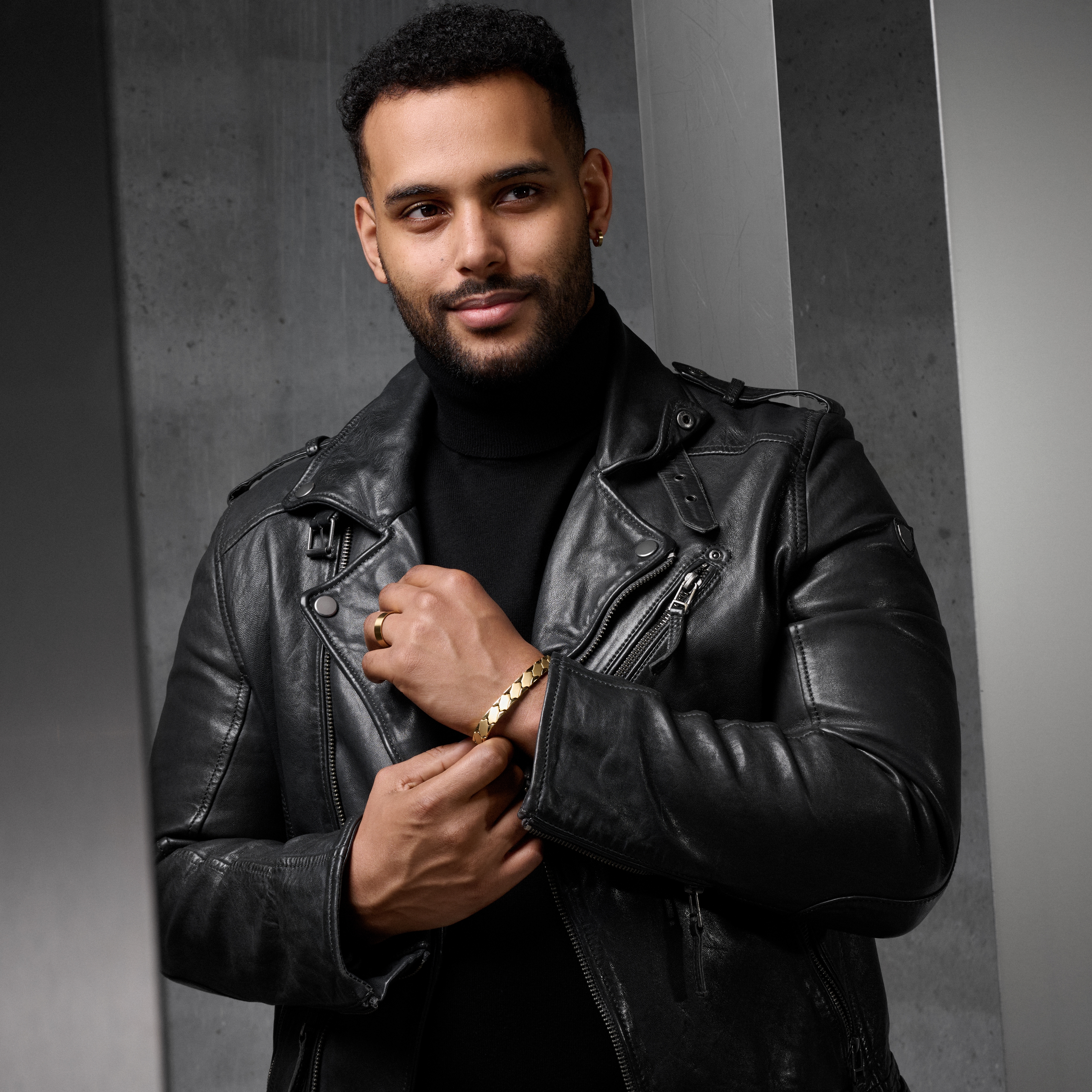 Pulsera magnética de titanio con un diseño asimétrico dorada - 4