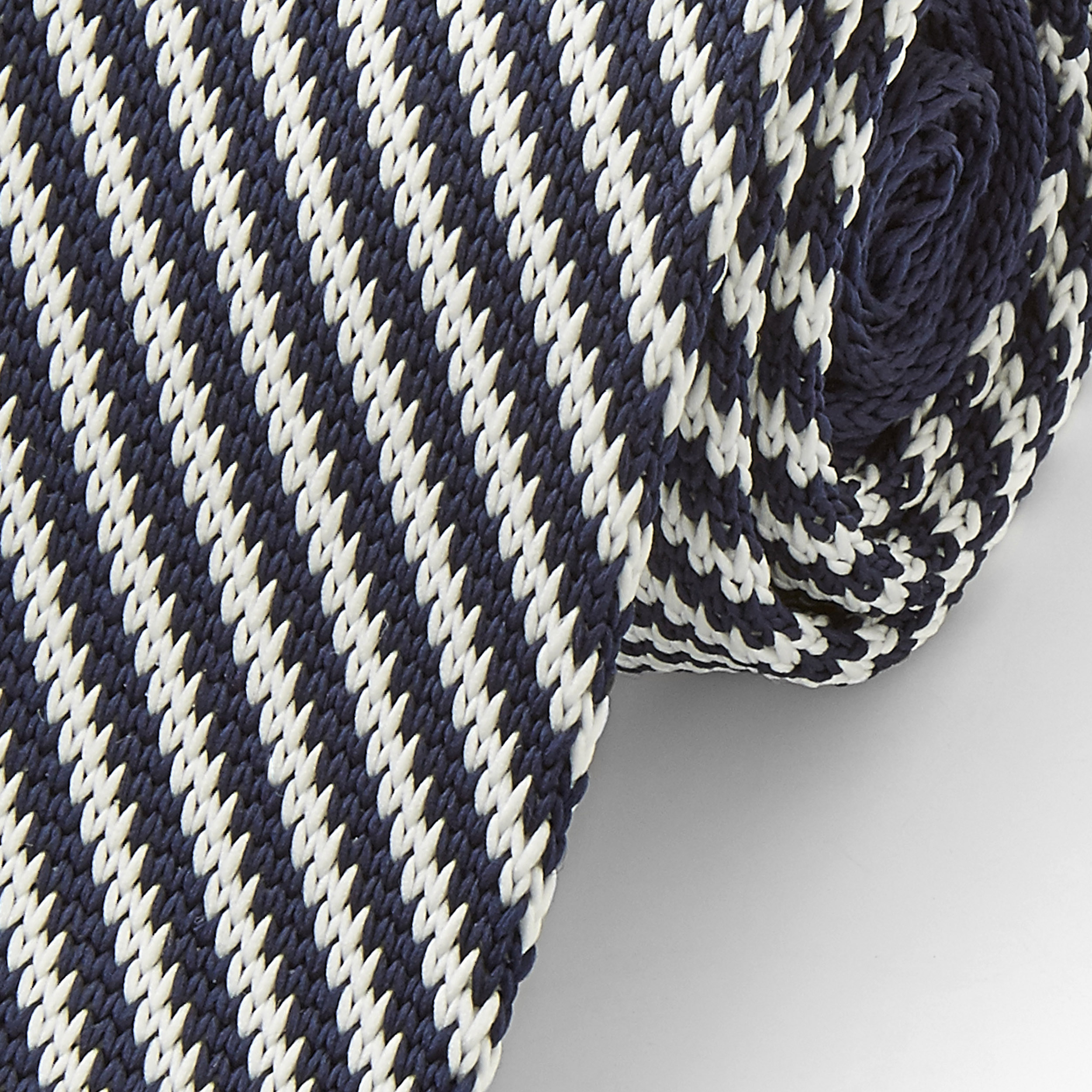 Hvidt & Blåt Stribet Slips i Strik - 2