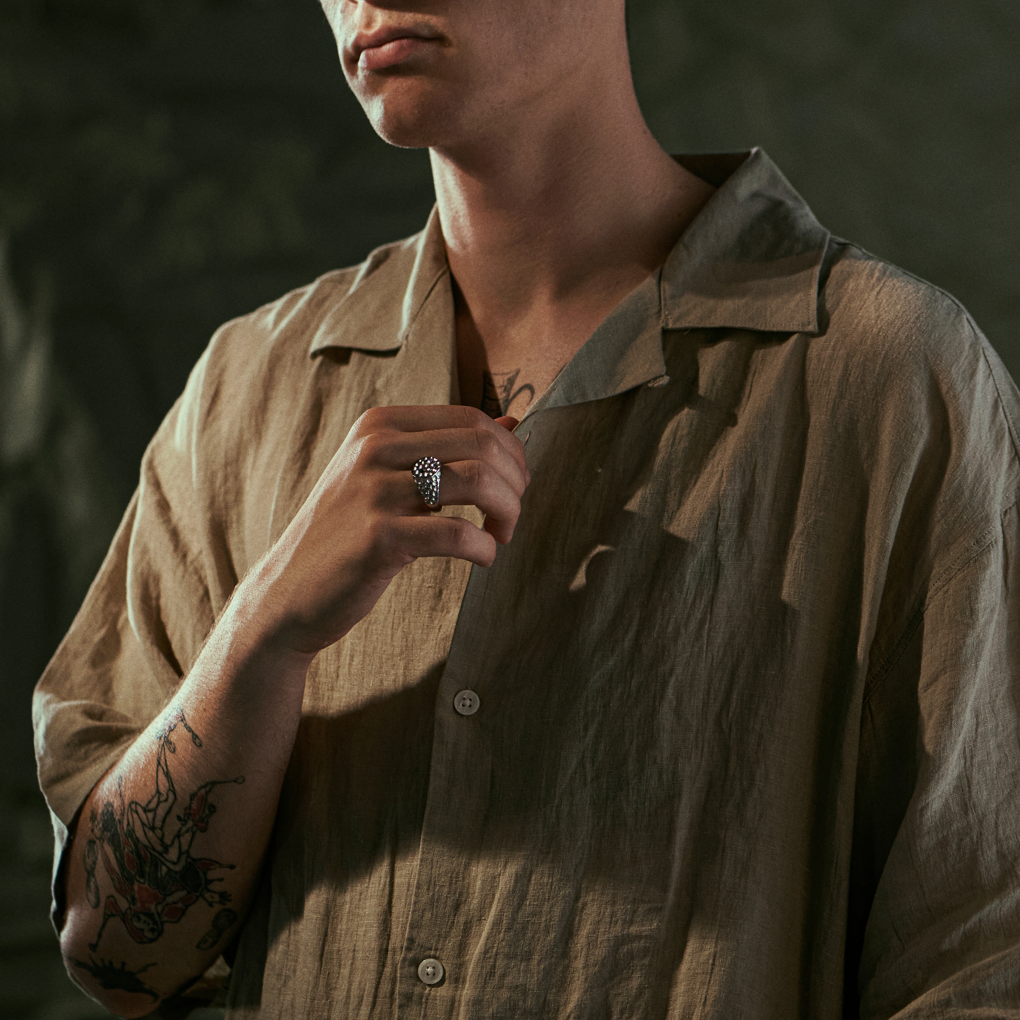 Orphic | Anello con sigillo in acciaio inossidabile martellato con zirconia nera - 4