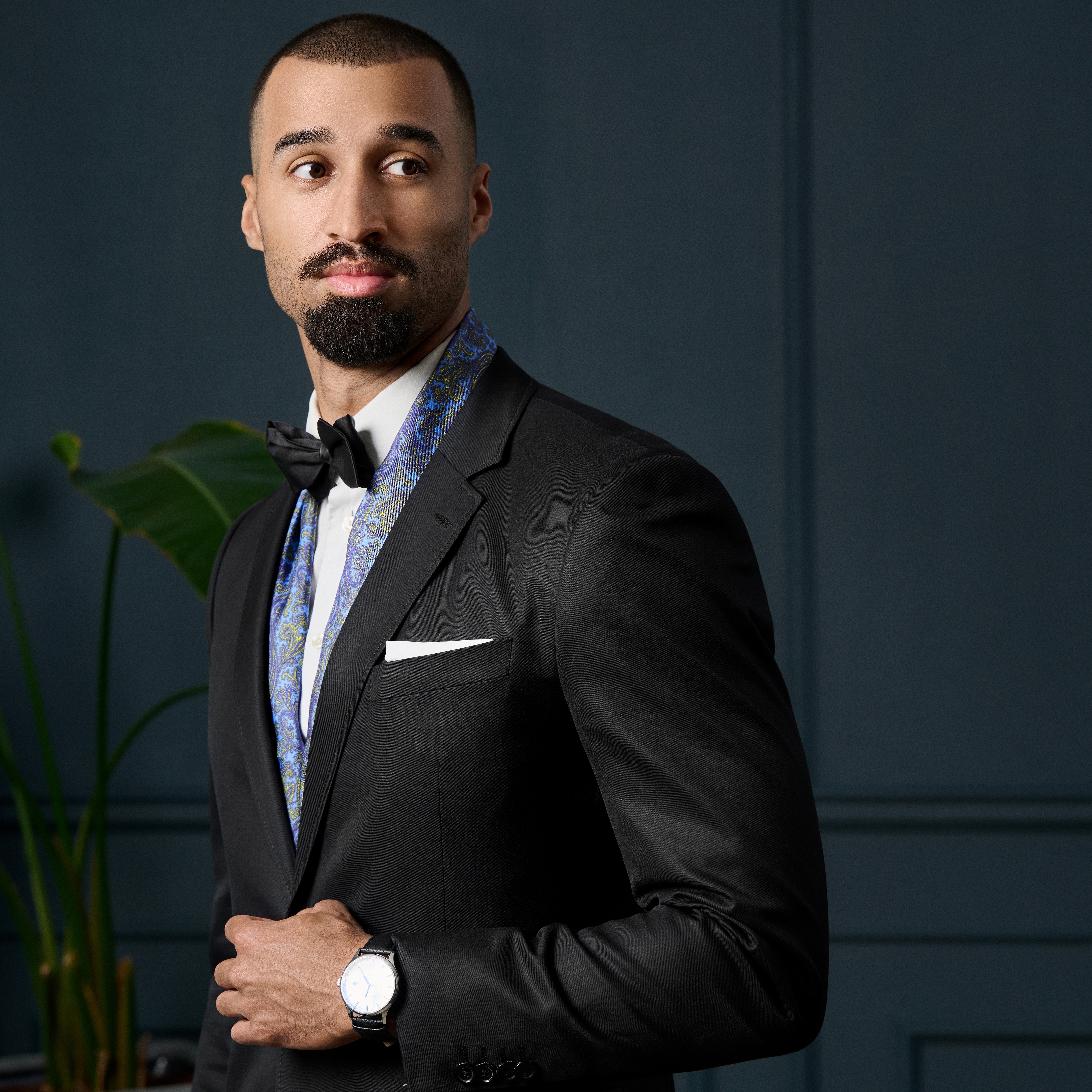 Bufanda de seda con estampado de cachemira azul claro y dorado - 4