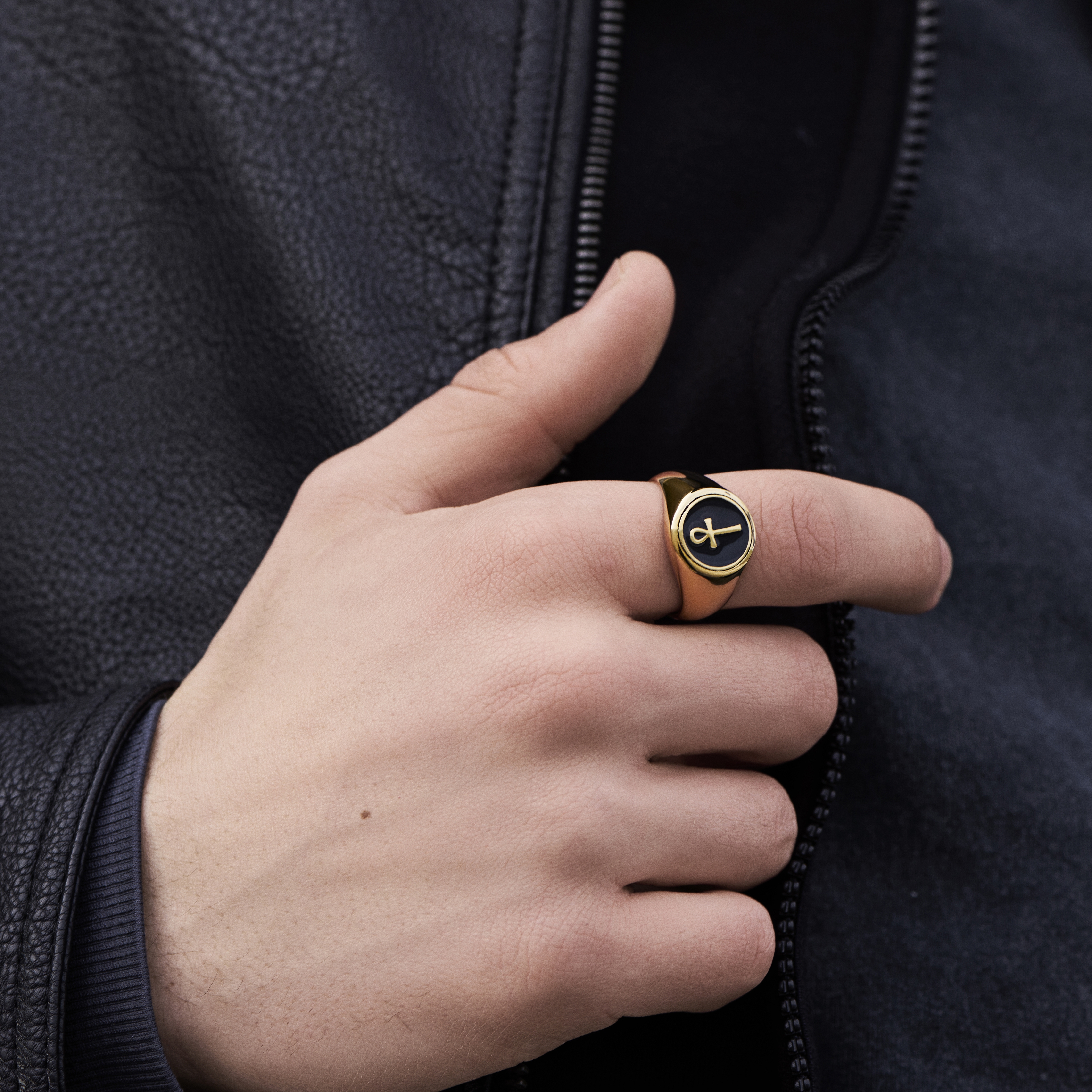 Pečatný prsteň v zlatej farbe so symbolom kríža Ankh  - 2