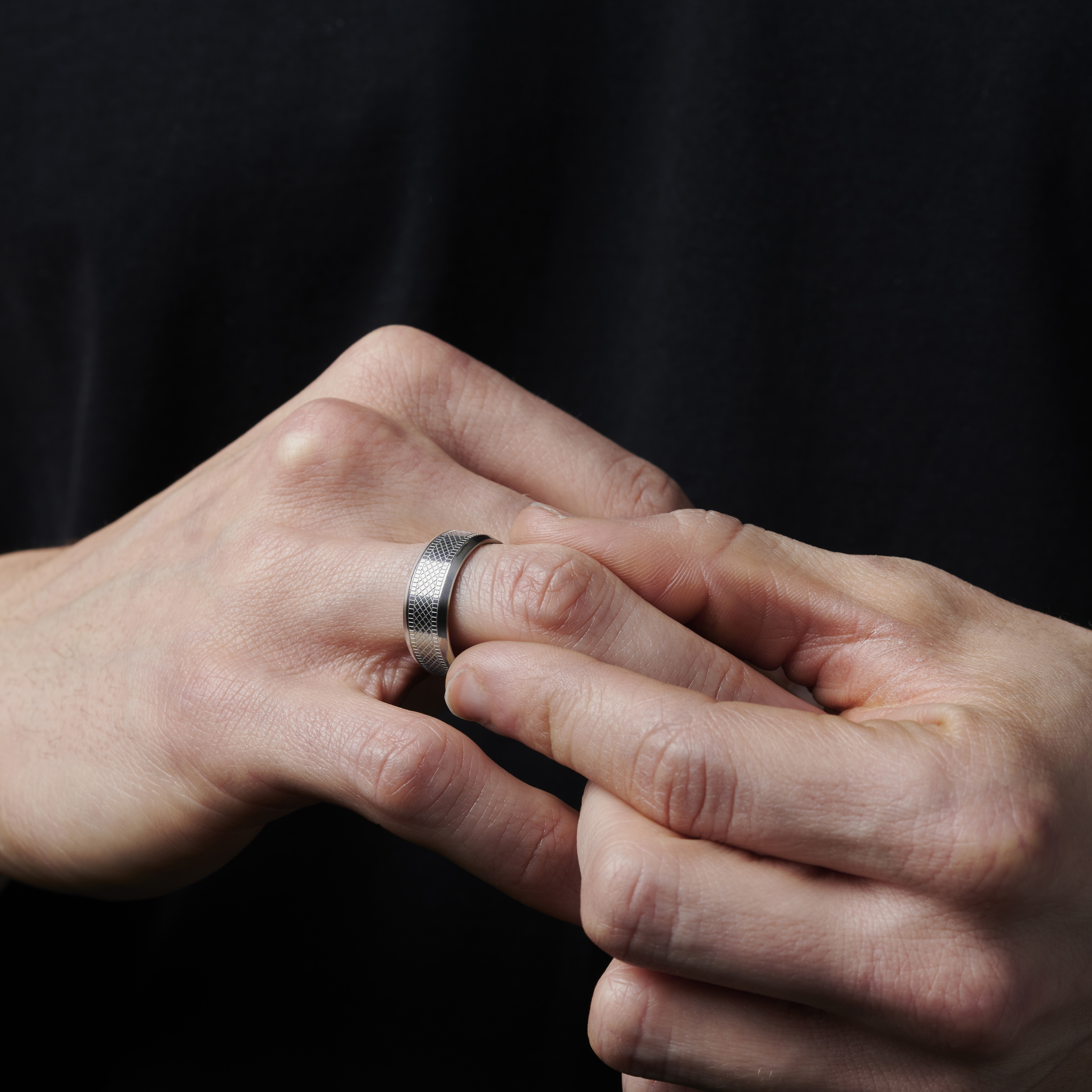 Sentio | Nerūdijančio plieno žiedas su sidabro spalvos pintu raštu - 3