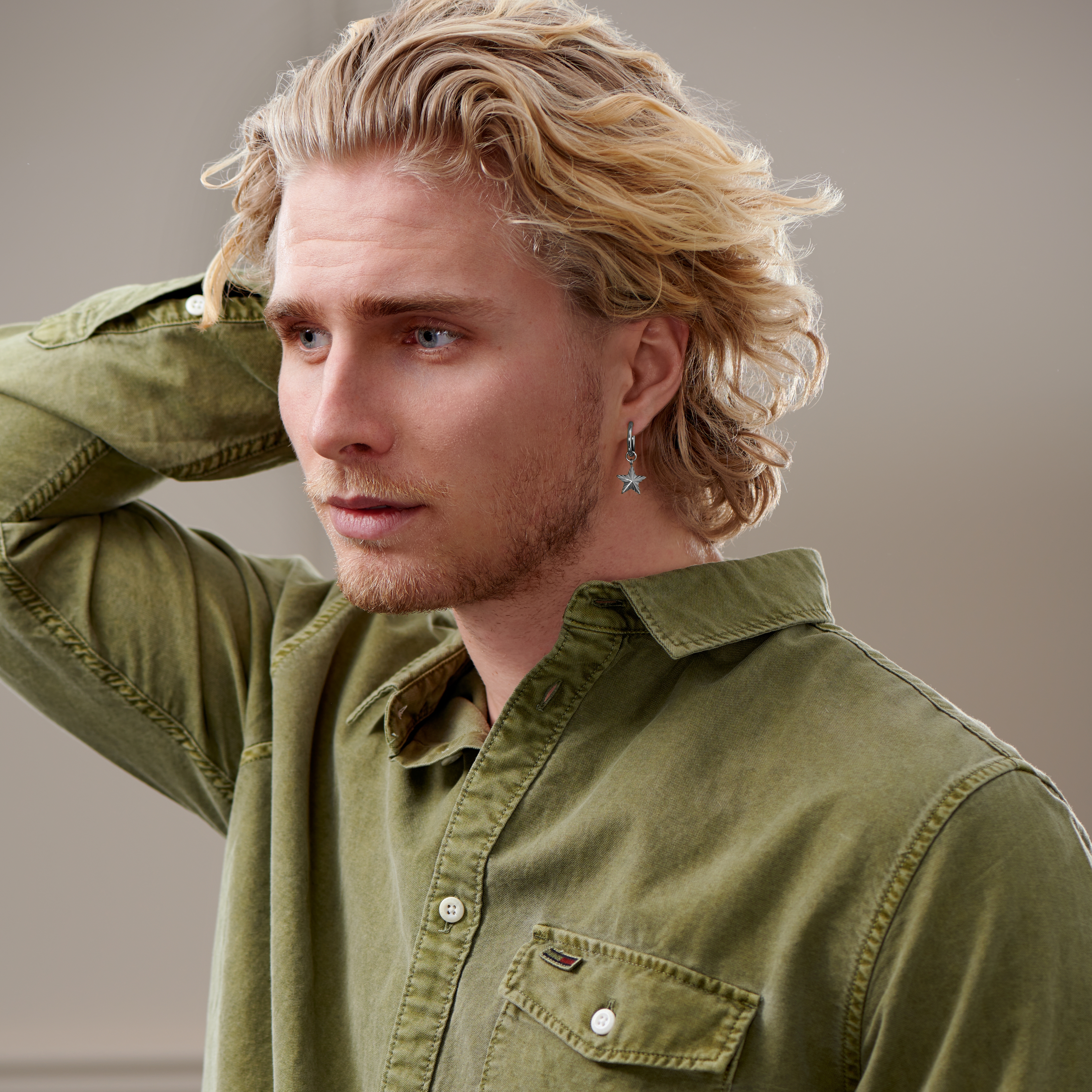 Srebrzysty tytanowy wiszący kolczyk kółeczko z zawieszką gwiazda - 4