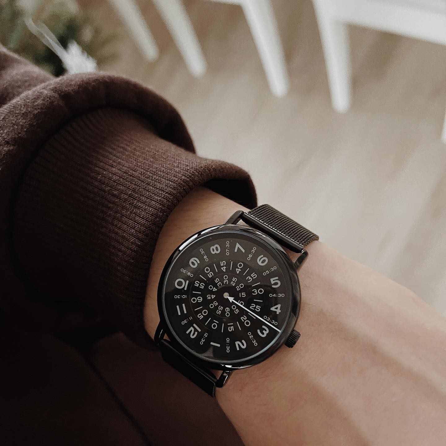 Ambitio | Gold-Tone Watch With Black Rotating Dial