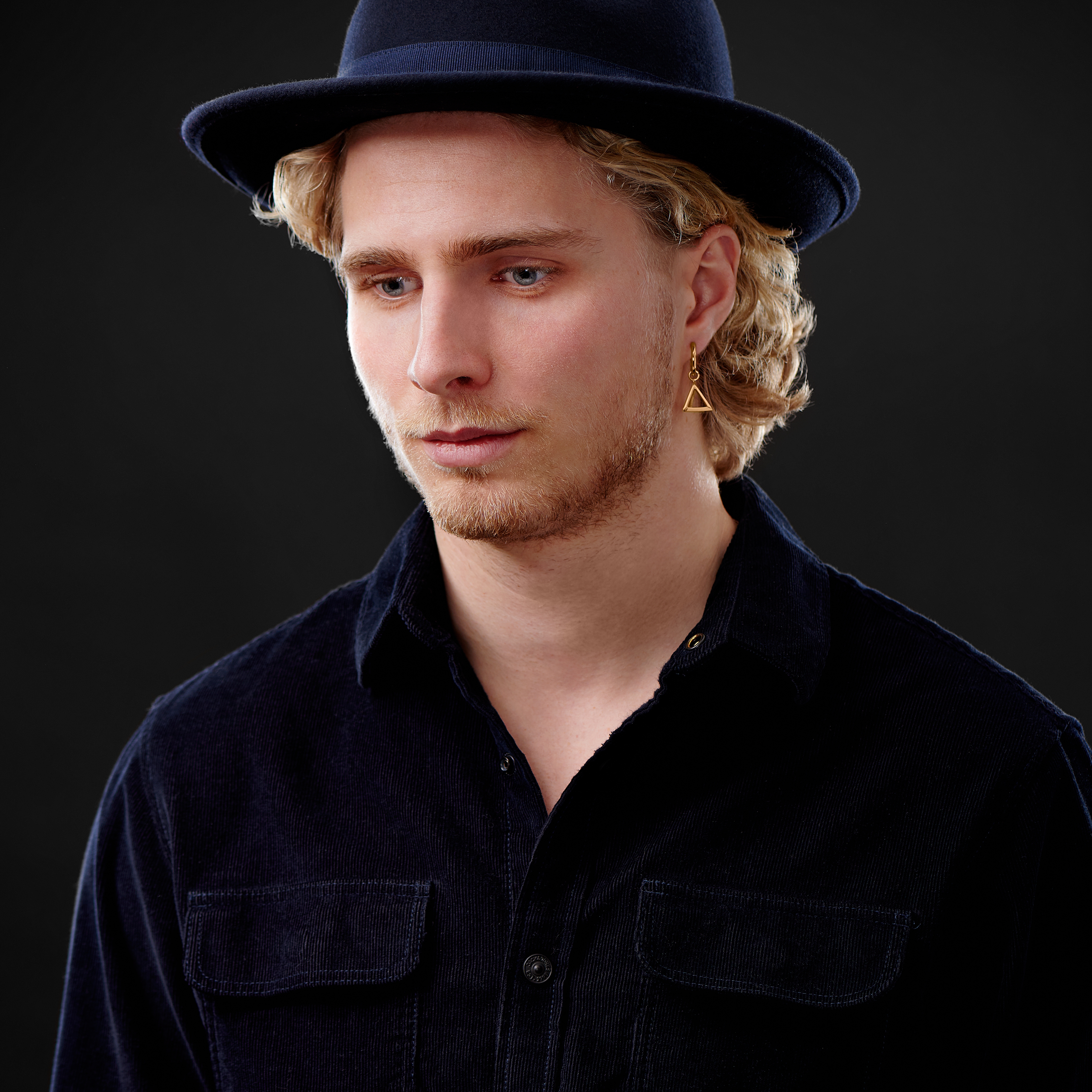 Pendiente de aro de acero dorado con colgante de triángulo - 4