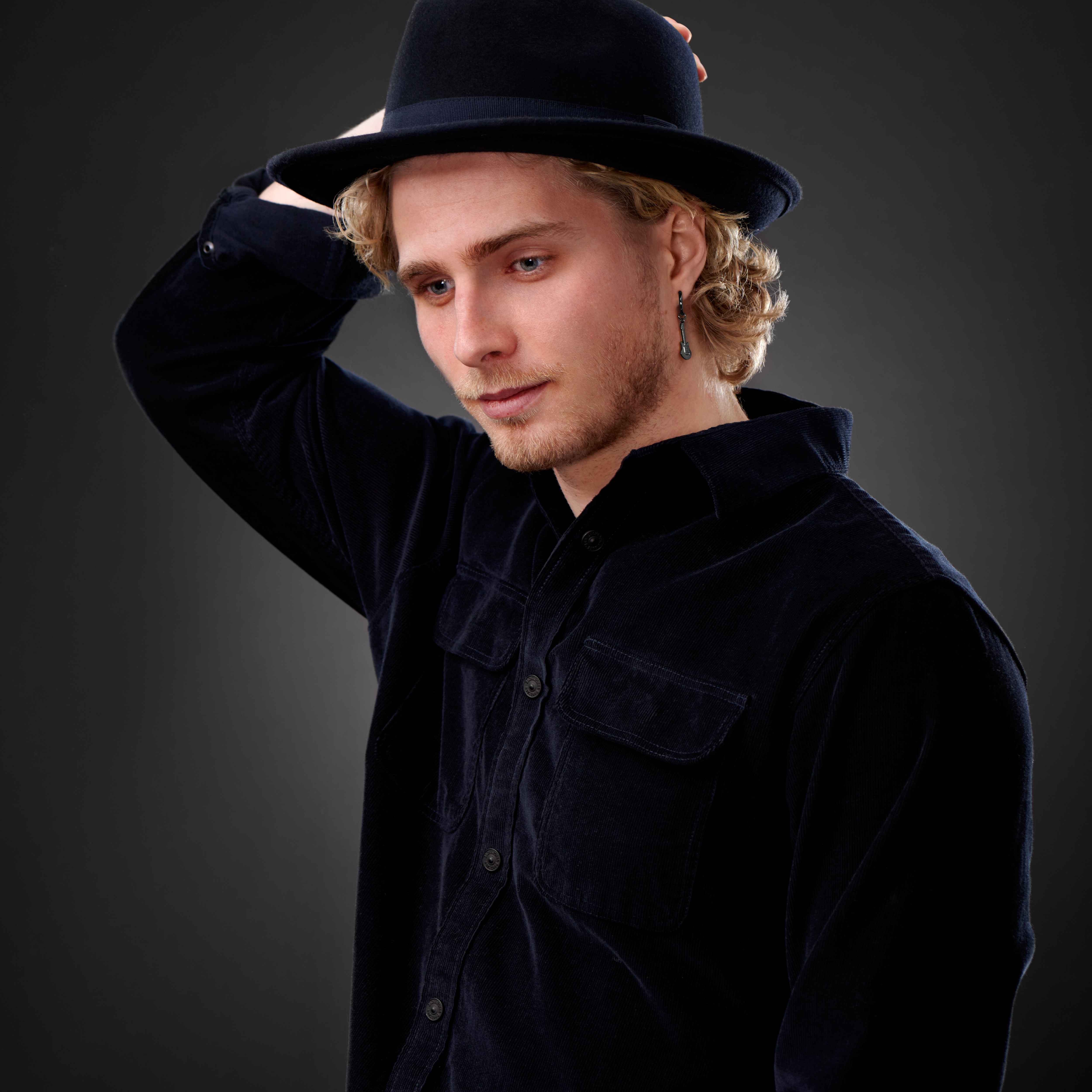 Zwarte Stalen Oorbel met Gitaarhanger - 4