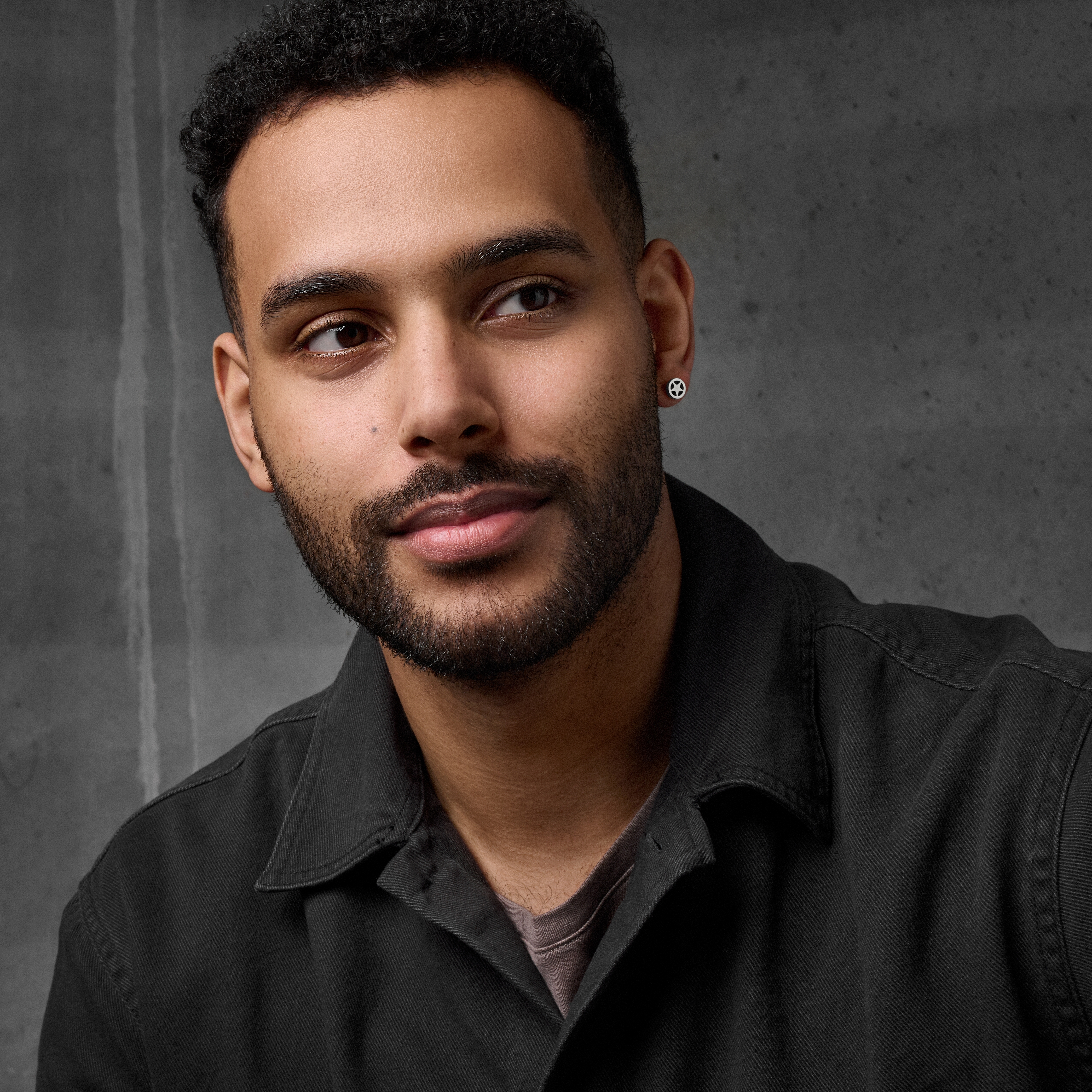 Pendiente de acero detallado con estrella - 5