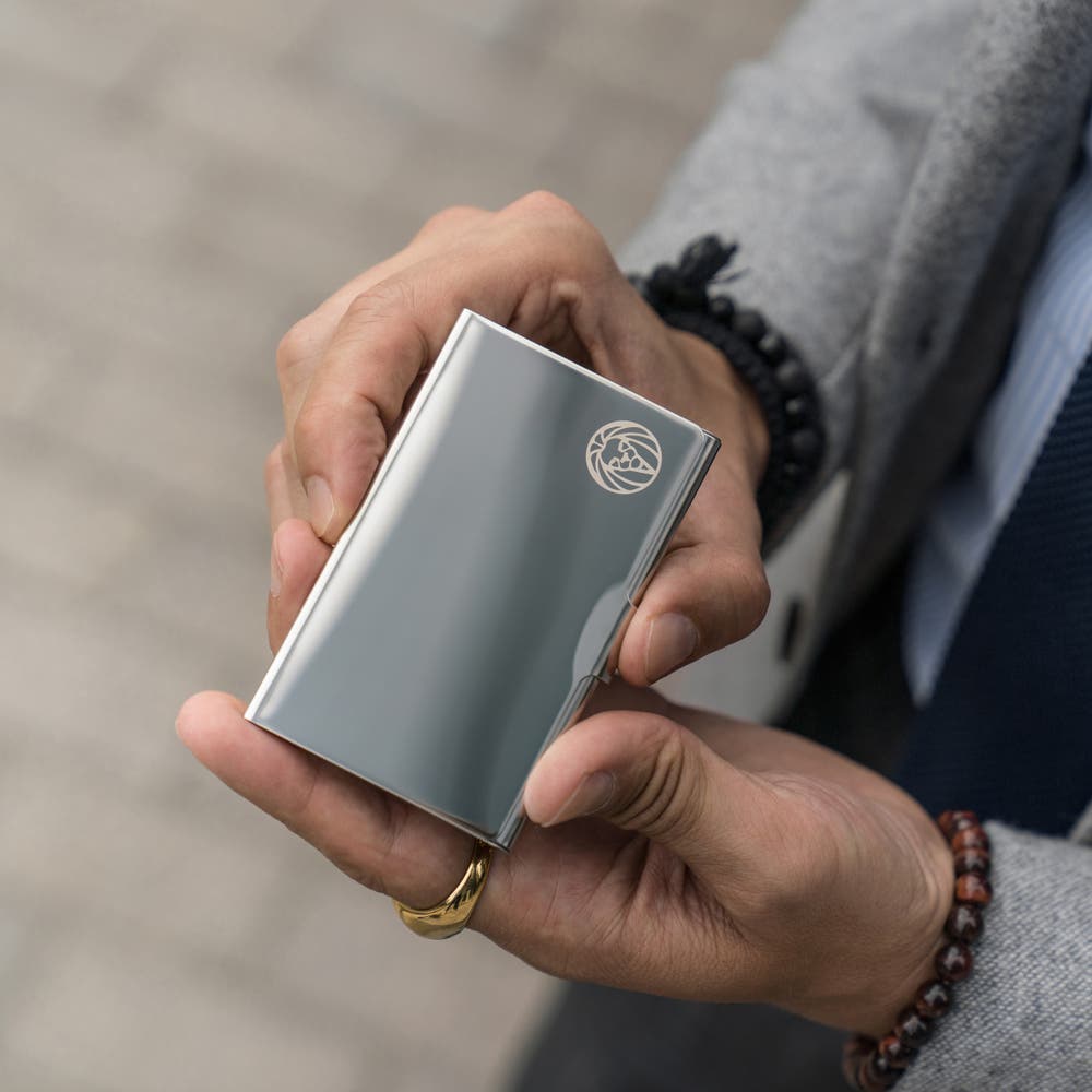 hover: Srebrzyste stalowe etui na karty hover: Srebrzyste stalowe etui na karty