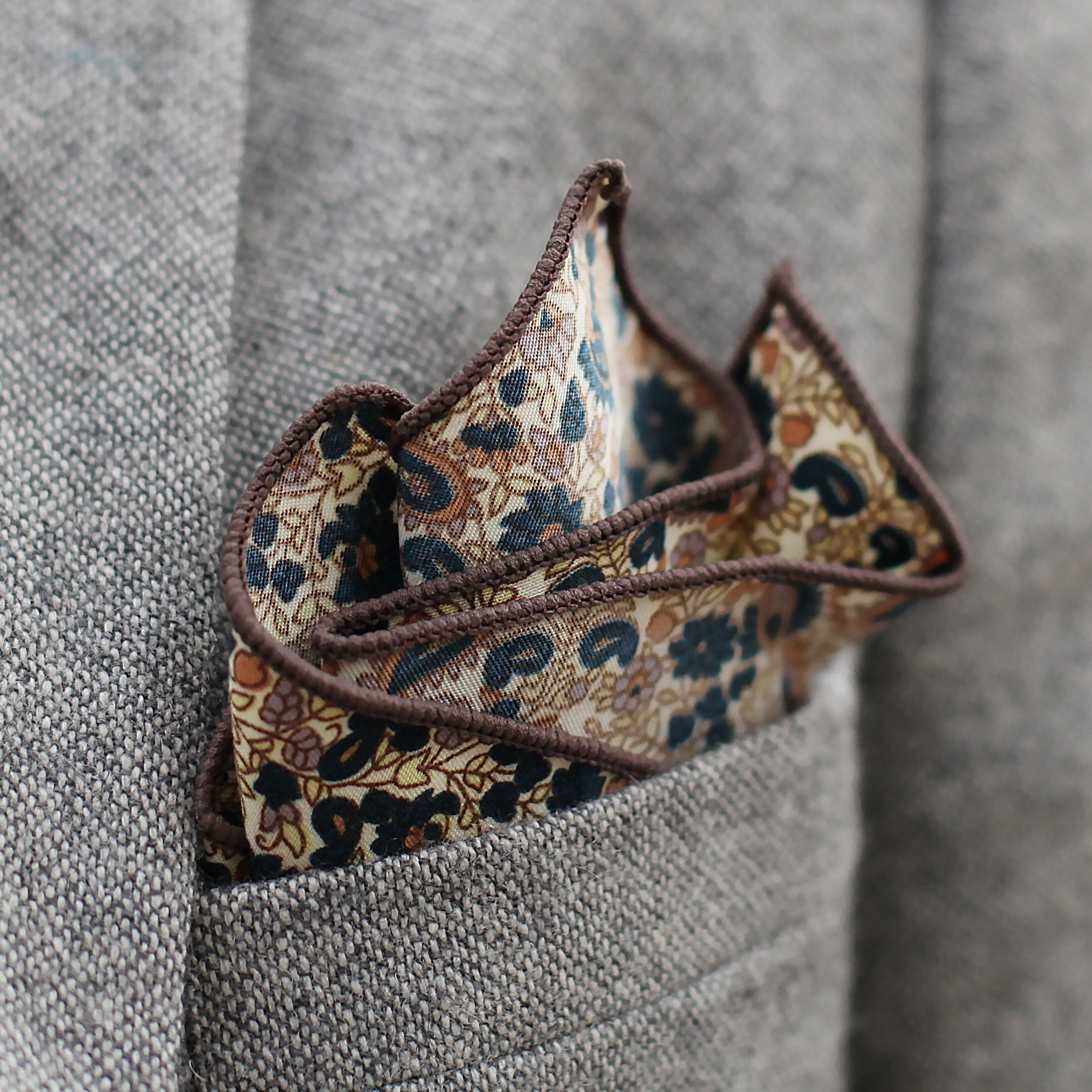 Krémszínű, kasmírmintás díszzsebkendő - 3