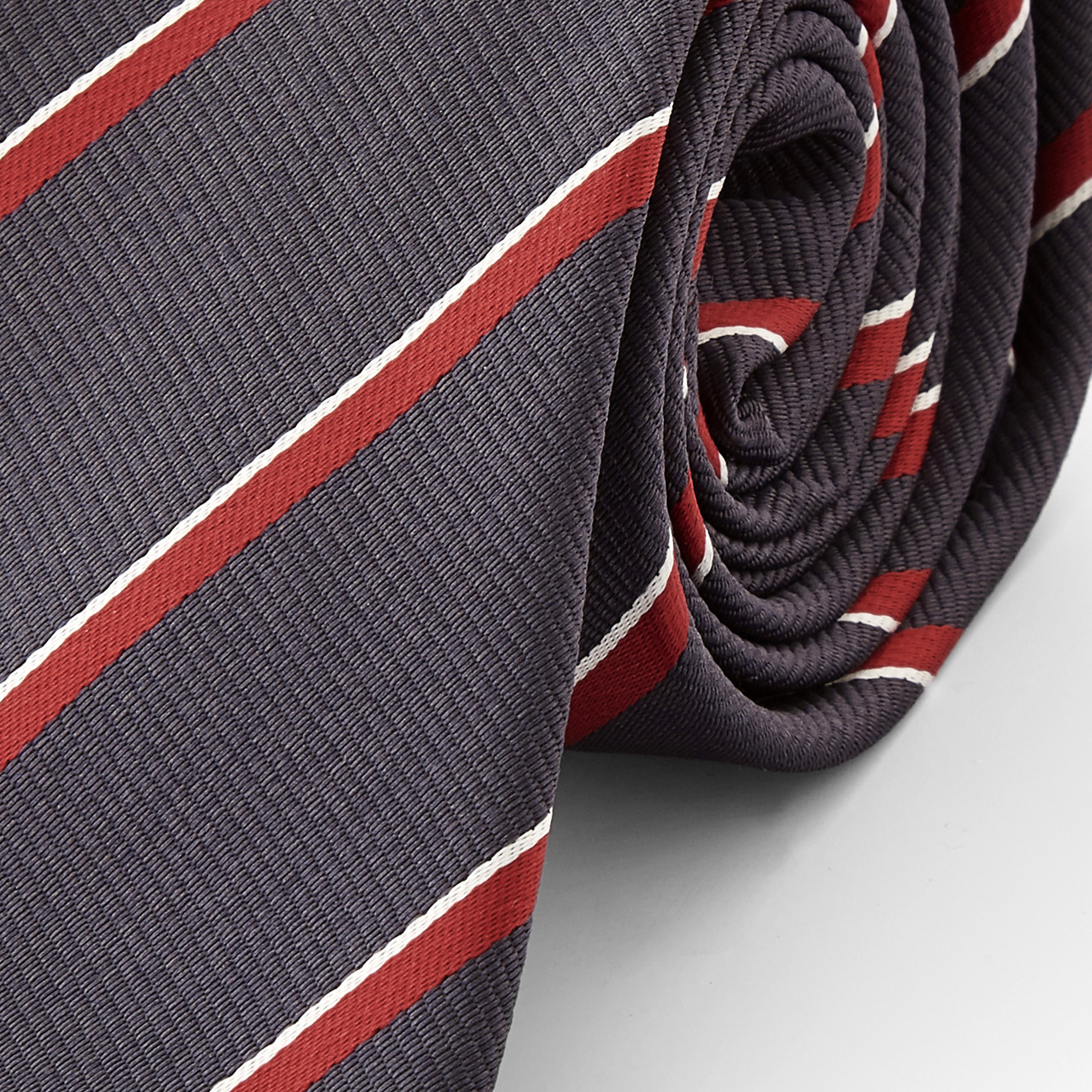 Cravate violette avec rayures diagonales - 2