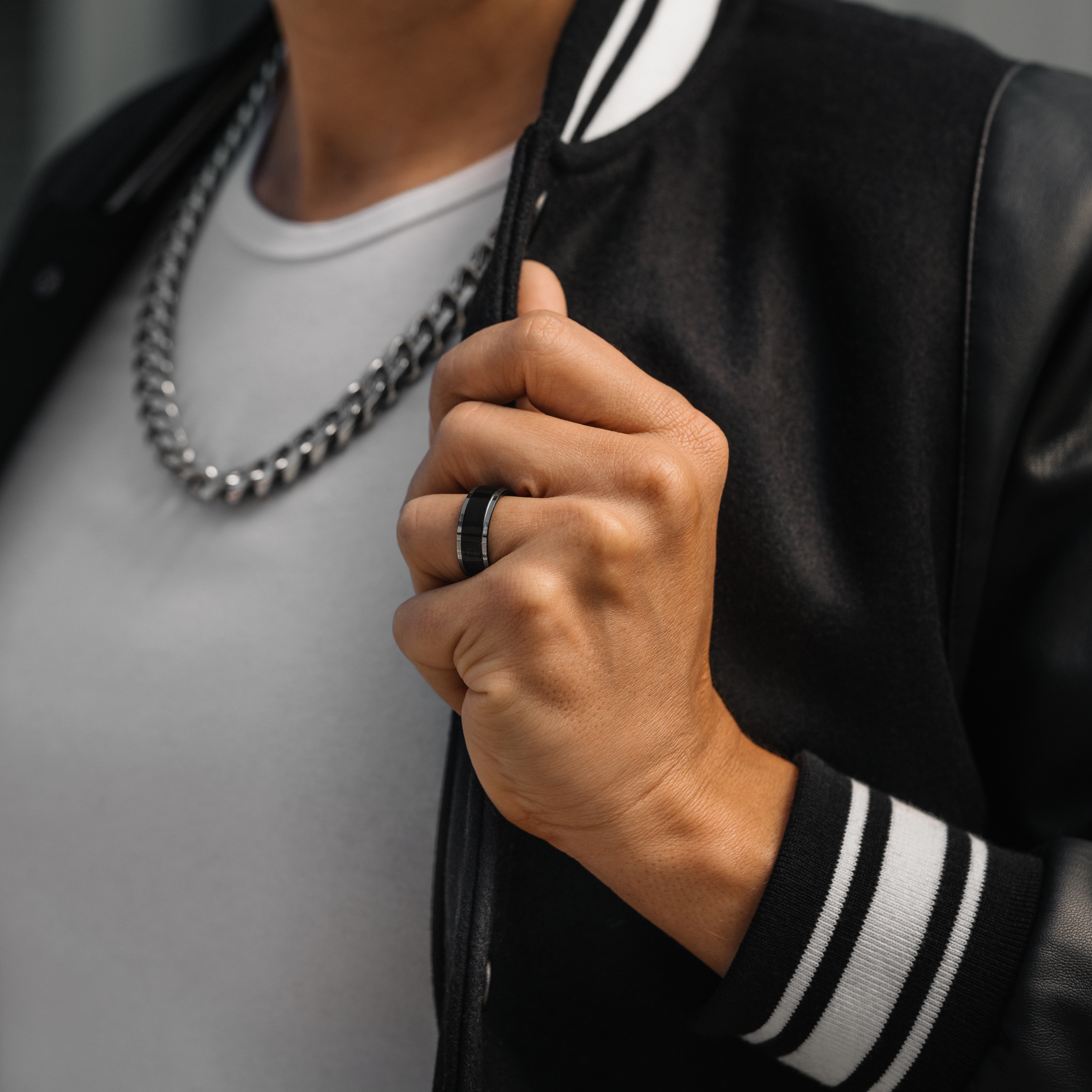 Titángyűrű fekete központi sávval - 5