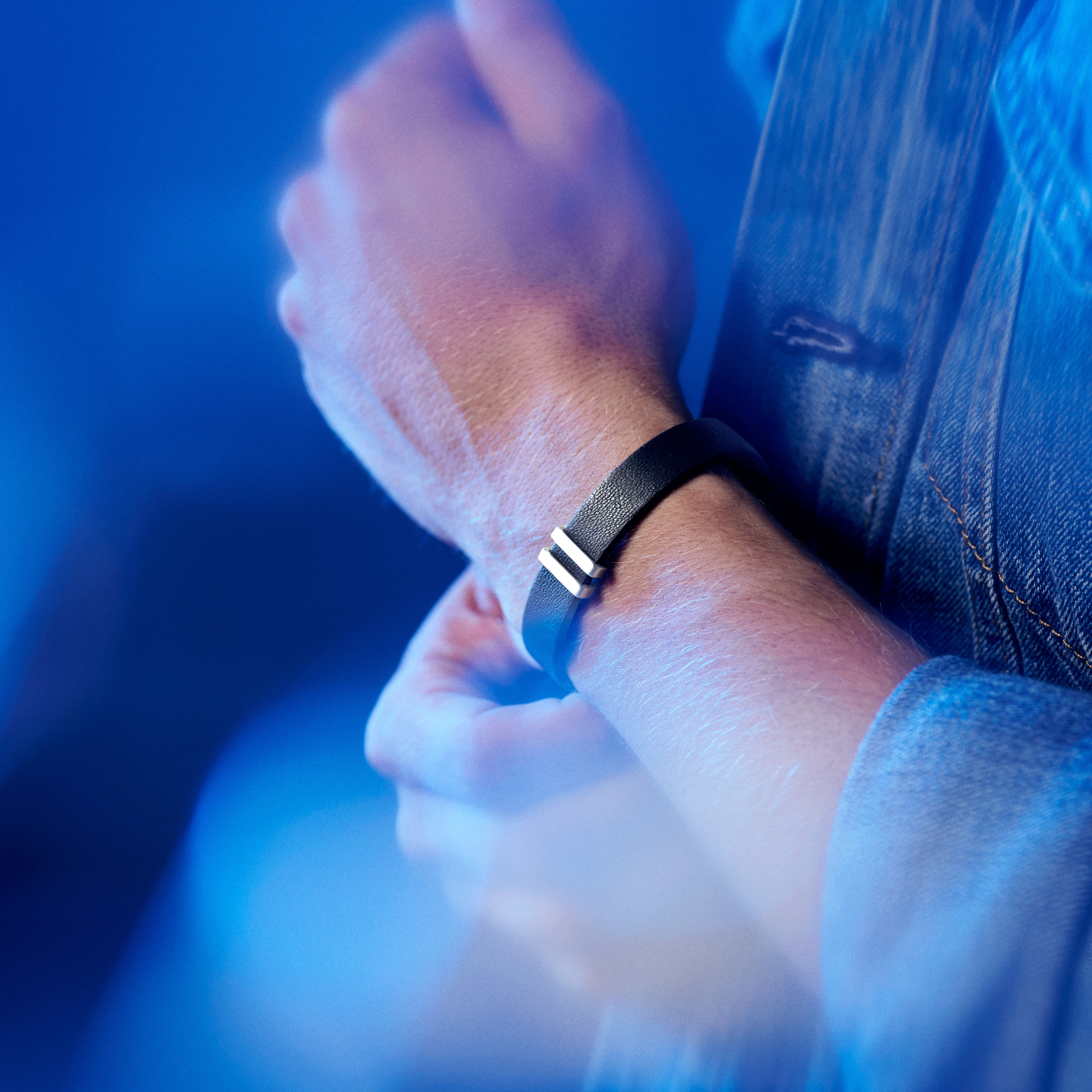 Nomen | Musta ja ruskea nahkainen ID-rannekoru hopeanvärisillä yksityiskohdilla - 2