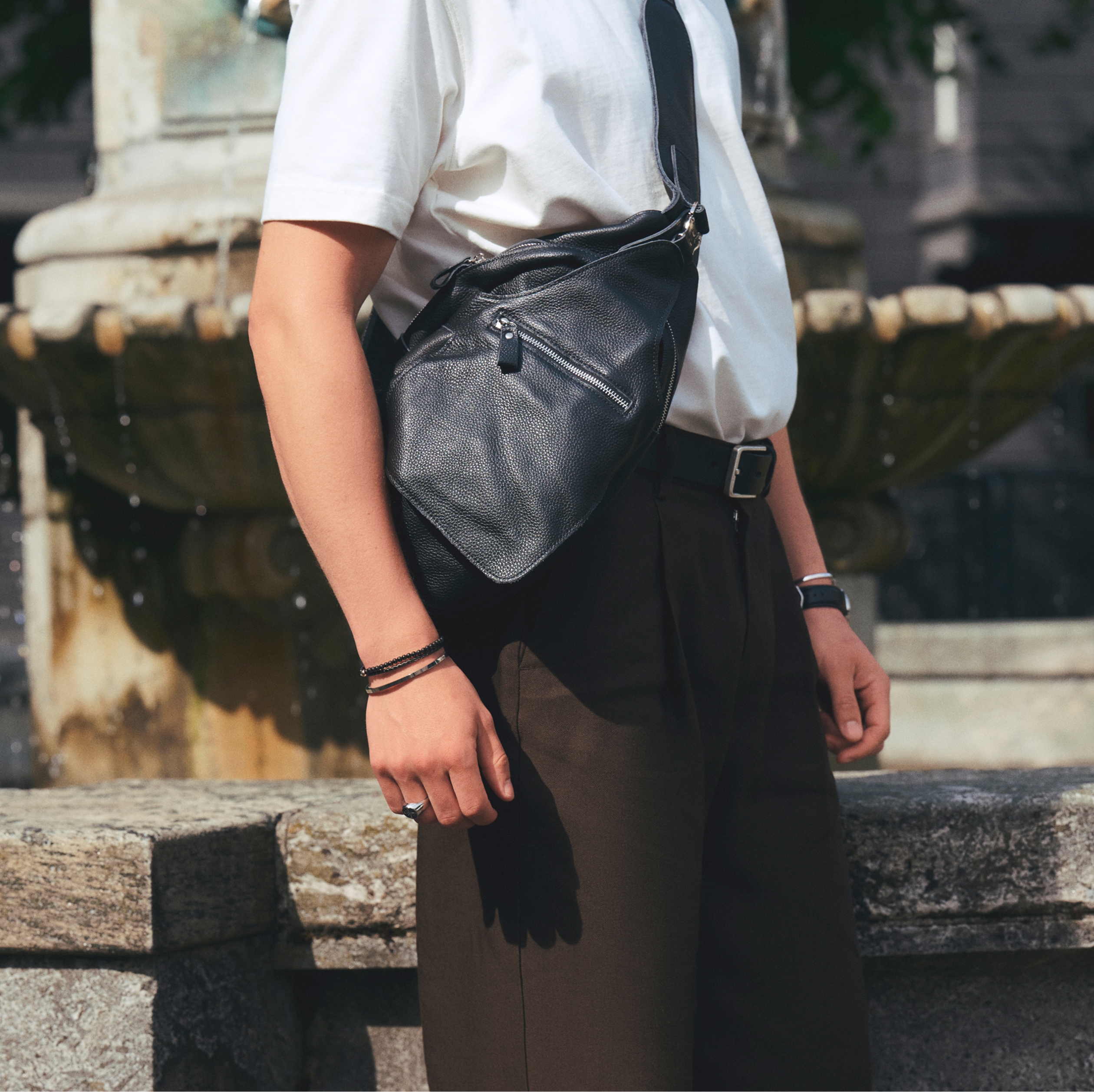 Schwarze Schultertasche aus Vollnarbenleder - 4