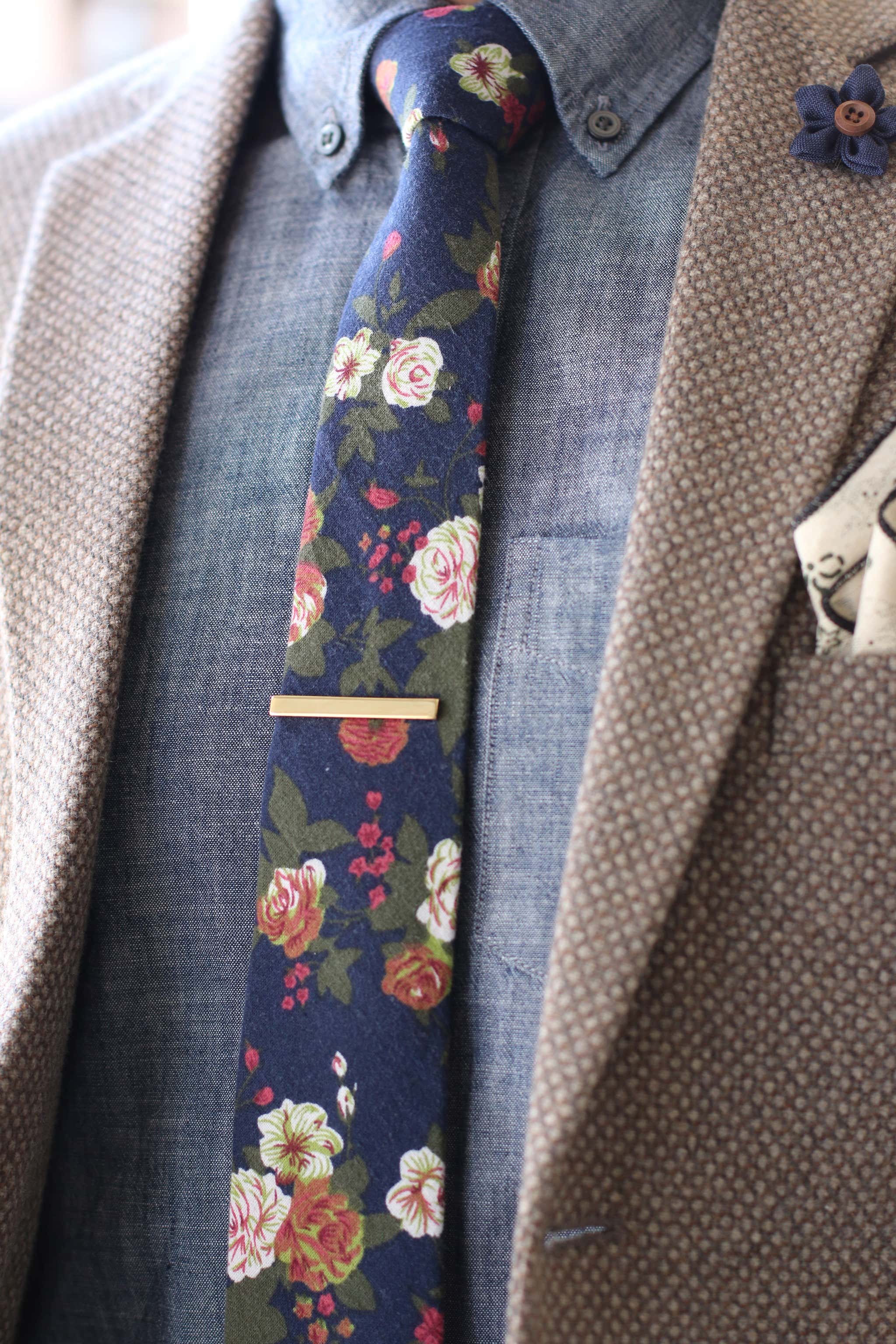 corbata azul brillante