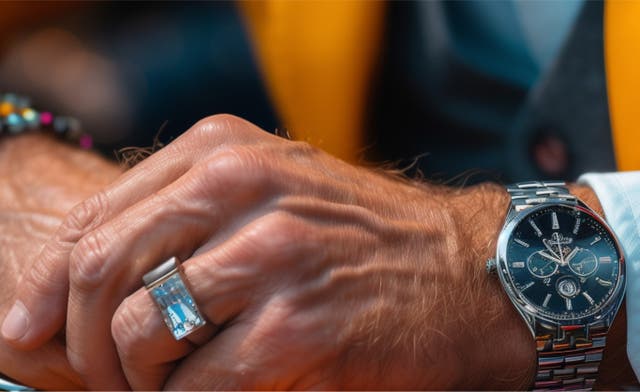 Ontdek de kunst van het kleurcoördineren van mannenaccessoires. Leer hoe je stijlvolle en samenhangende looks creëert met de juiste kleurcombinaties van metalen sieraden, leer en textiel.