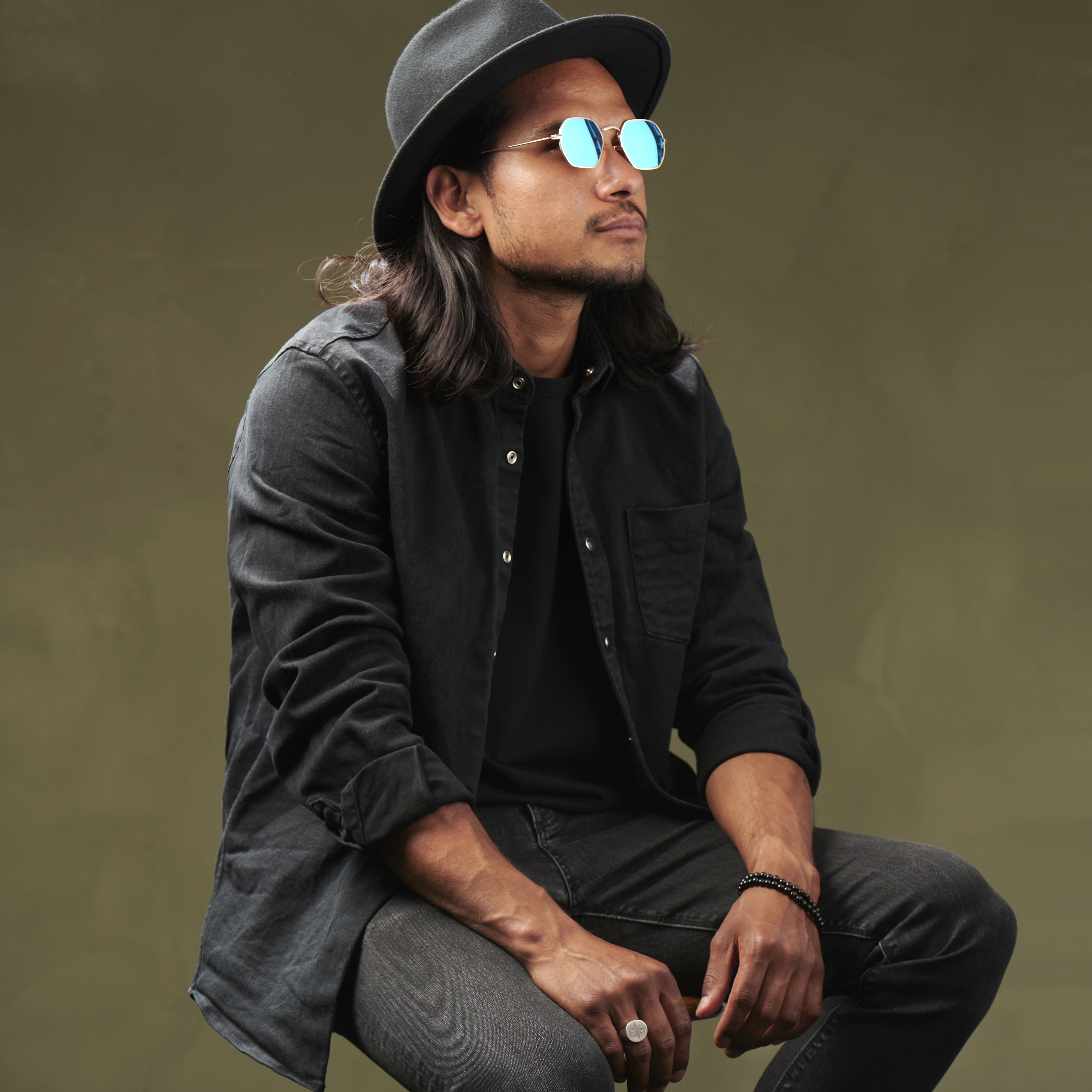 Muodikkaat kullanväriset aurinkolasit sinisillä linsseillä - 6