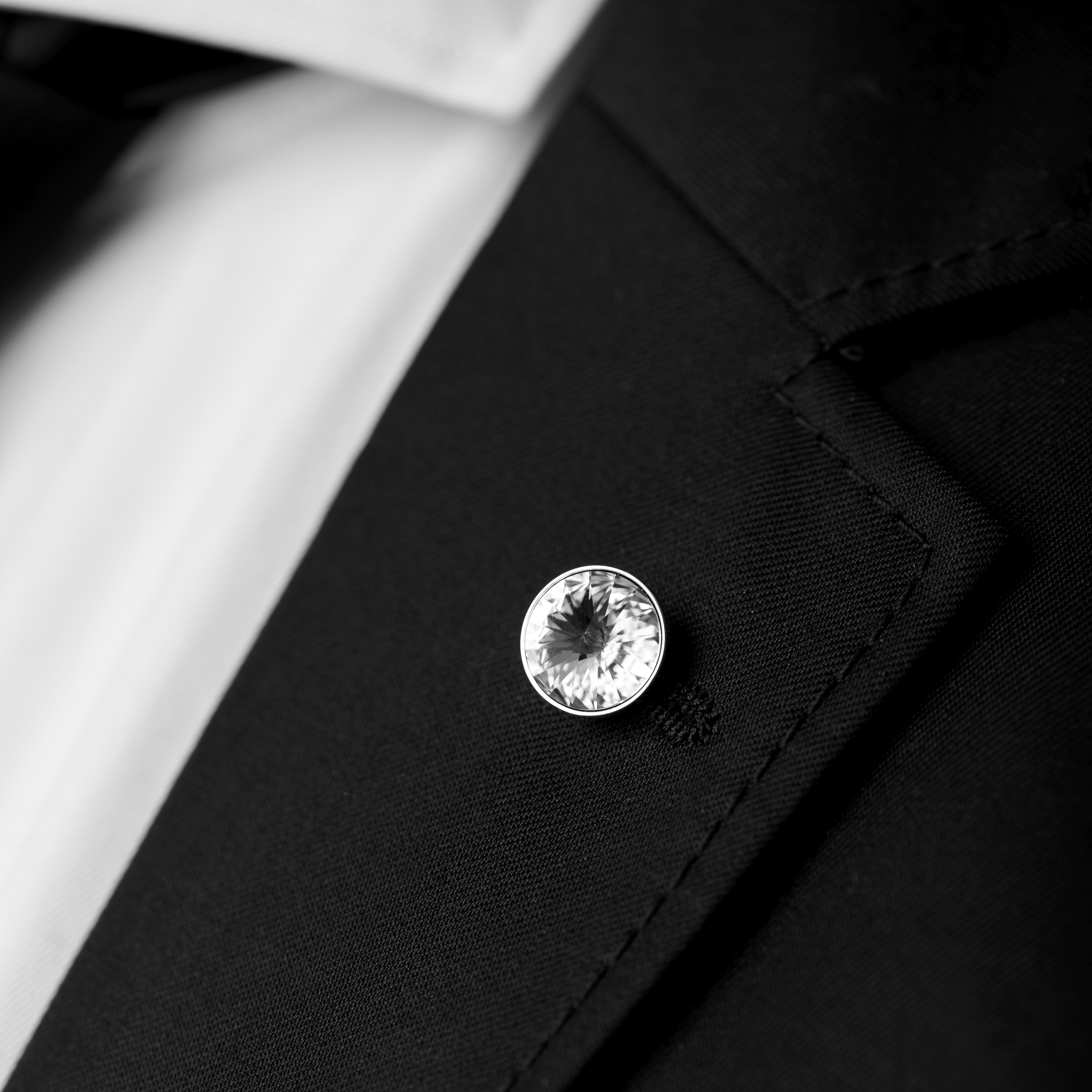 Wytworna srebrzysta szpilka do klapy - 3