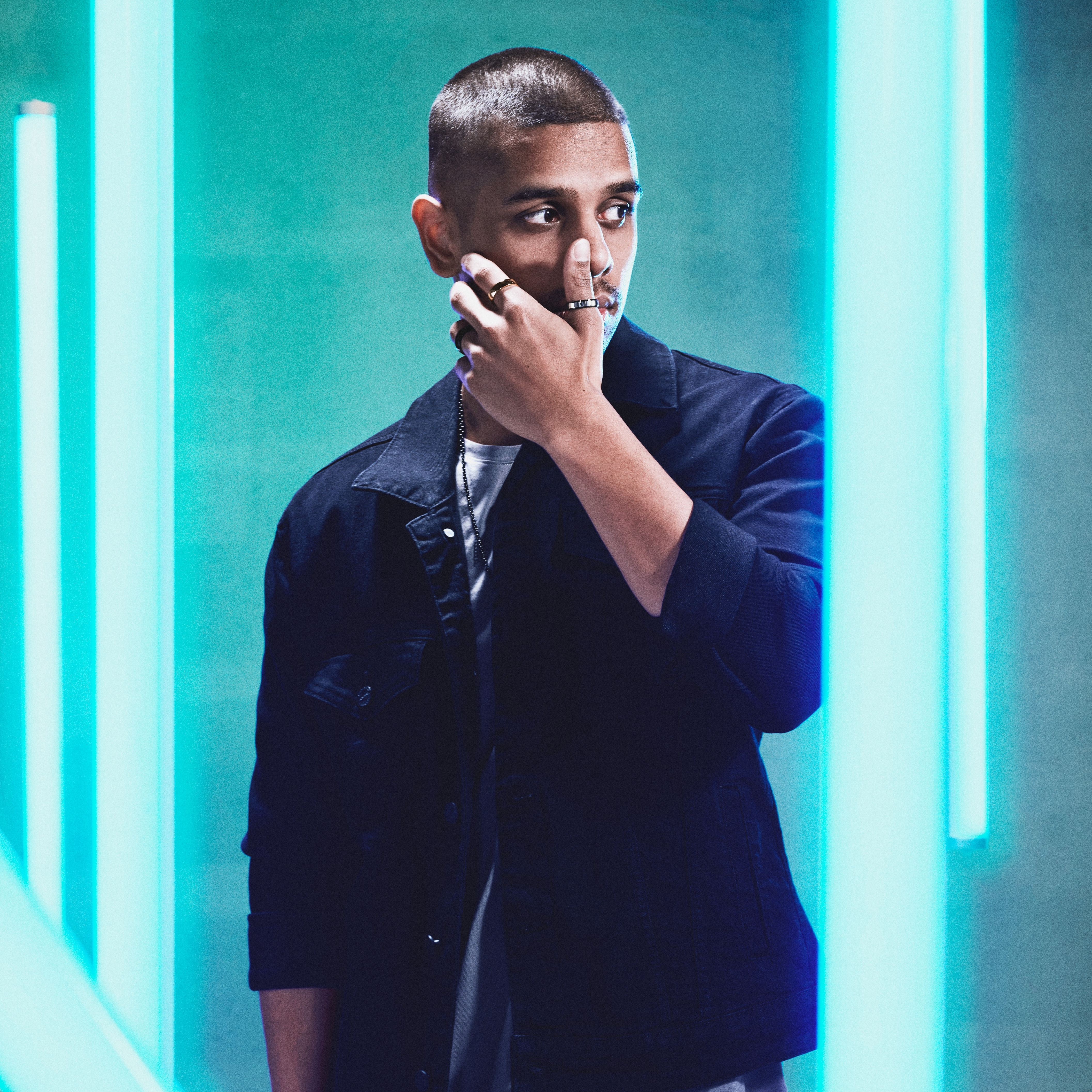 Ferrum | Anneau de couleur noire à bande centrale argentée en métal poli - 6 mm - 5