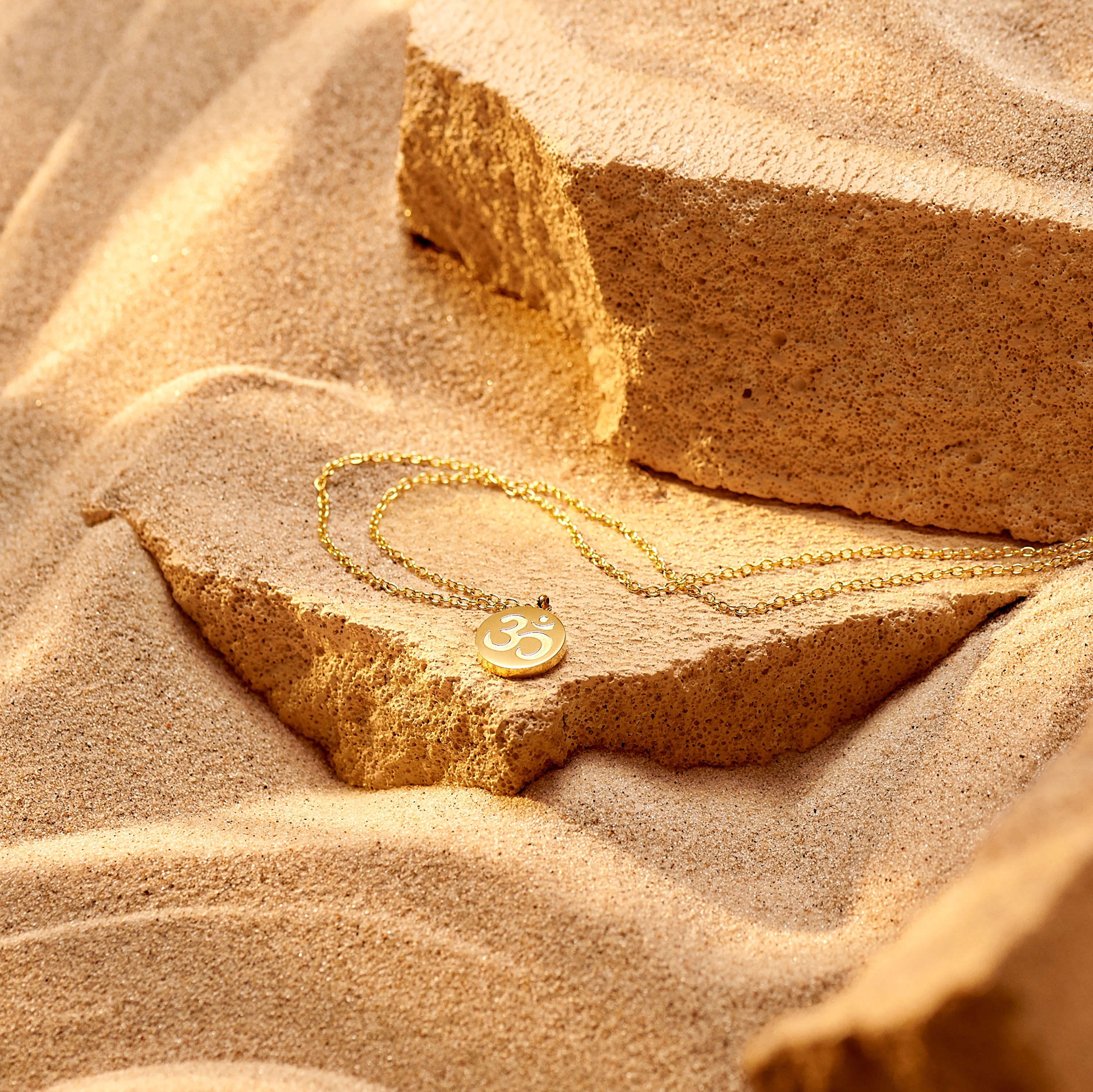 Unity | Złocisty naszyjnik z okrągłą zawieszką Om - 2