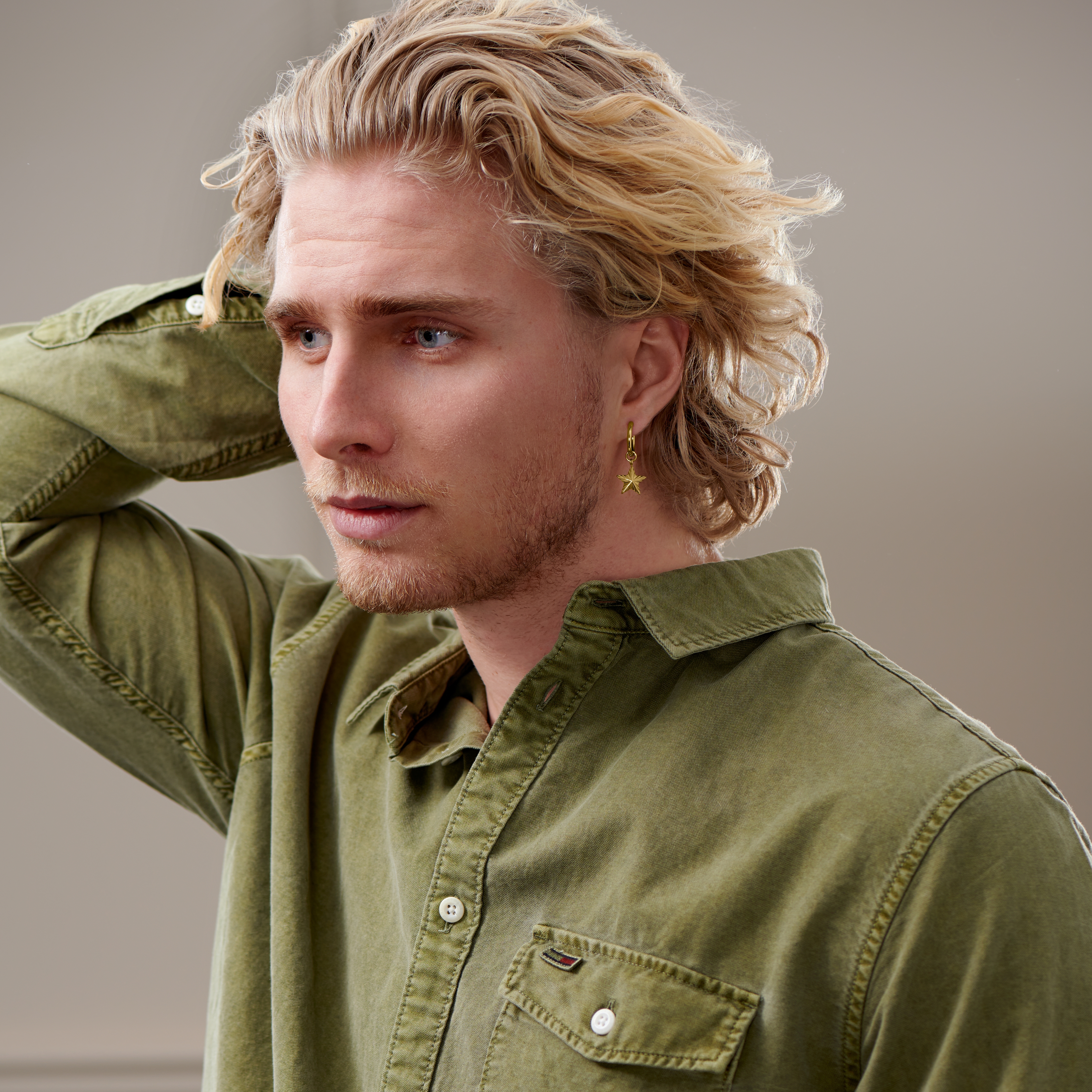 Oceľová kruhová náušnica v zlatej farbe s hviezdou  - 4