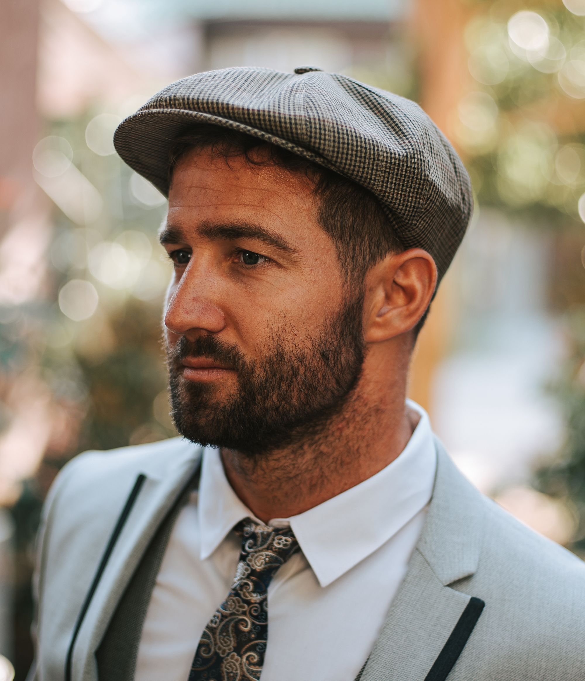 Od oblíbených až po velmi populární díky mírně vyčnívajícímu kšiltu, bekovky ve stylu Newsboy Cap jsou oblíbenými doplňky pro každého muže, který o světě už přece jenom něco ví. 