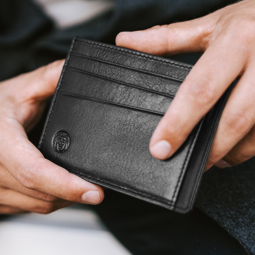 hover: Czarne skórzane kompaktowe etui na karty hover: Czarne skórzane kompaktowe etui na karty