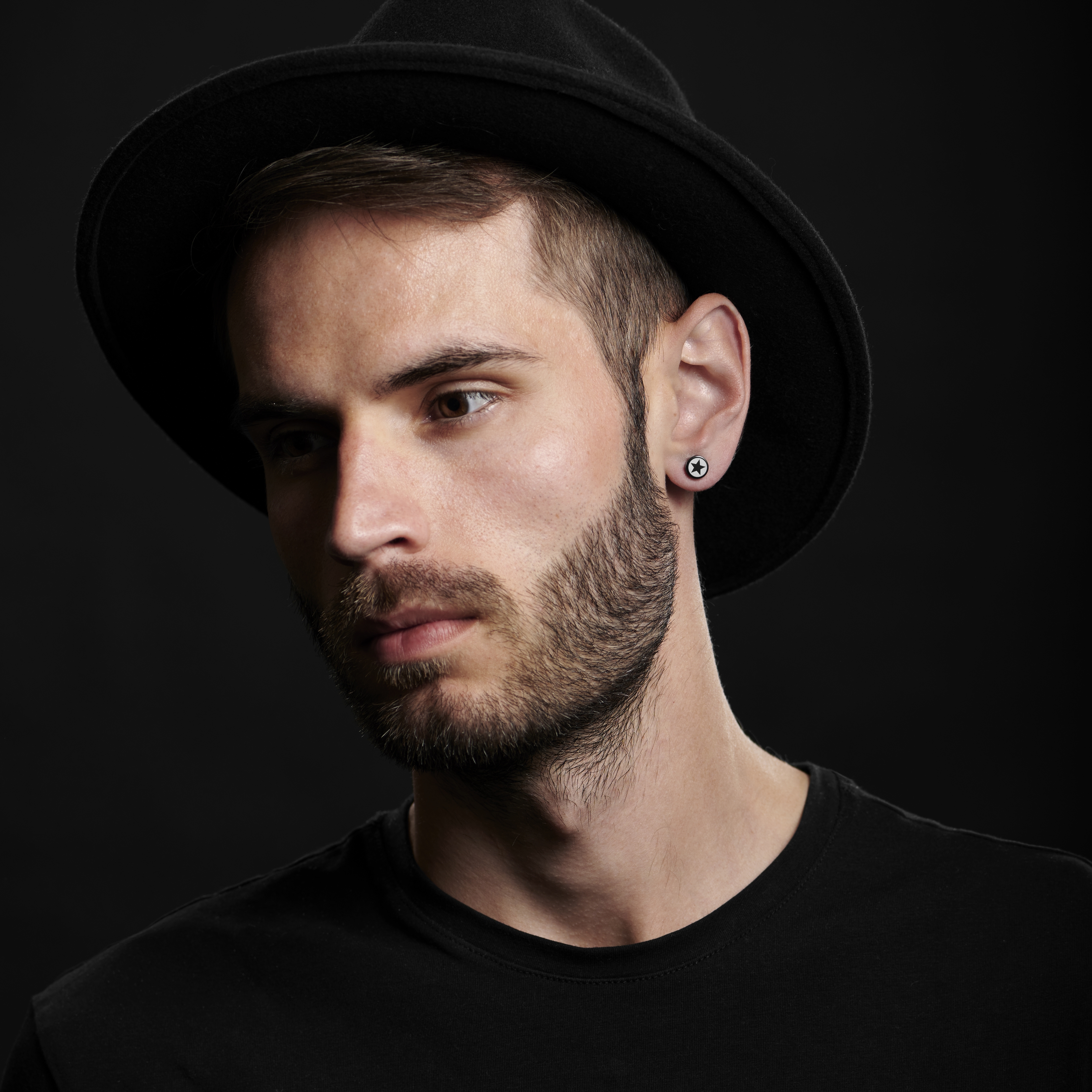 Magnetická náušnica s motívom hviezdy v čiernej a striebornej farbe - 4