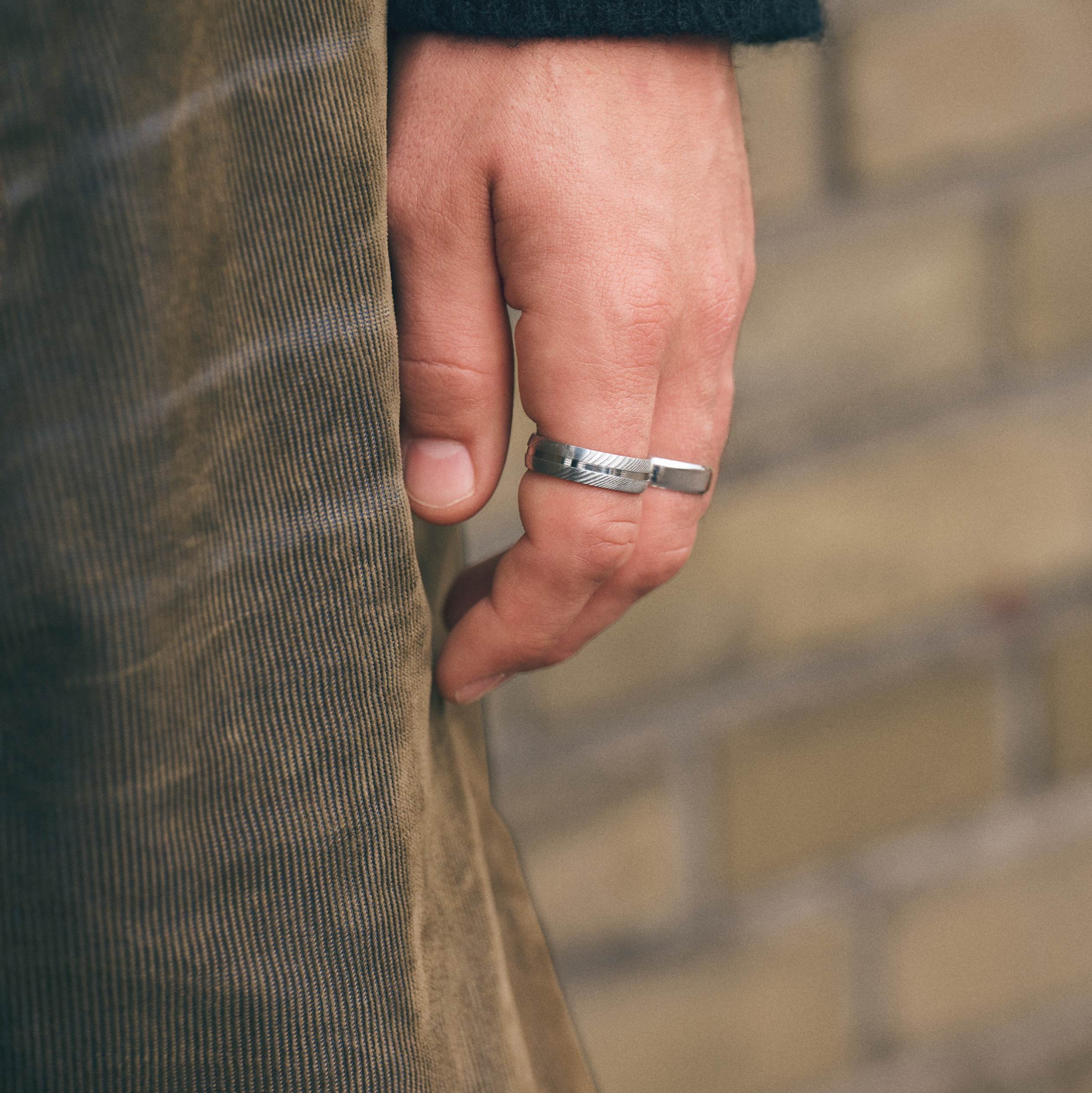 Fede Nuziale Da Uomo In Acciaio Damasco Da 8 Mm, Zaffiro Yogo E Inserto In Oro Rosa 14 Carati - Italia - Foto 6