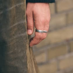 Fede Nuziale Da Uomo In Acciaio Damasco Da 8 Mm, Zaffiro Yogo E Inserto In Oro Rosa 14 Carati - Italia - Foto 6