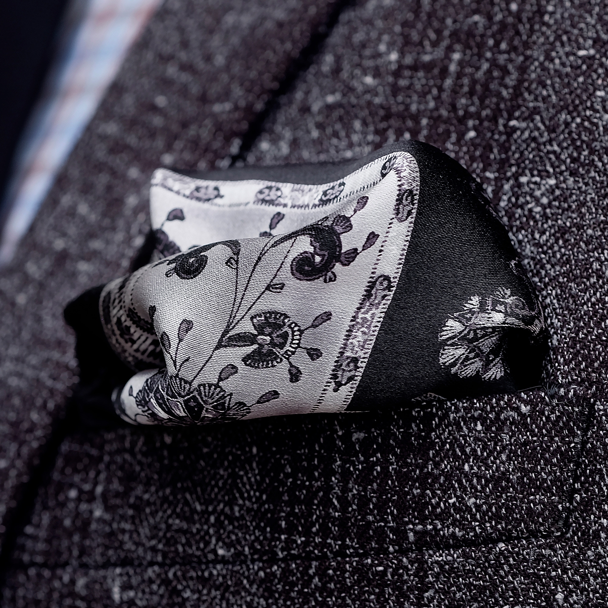 Svart og Grått Lommetørkle med Innrammet Blomstermønster - 3