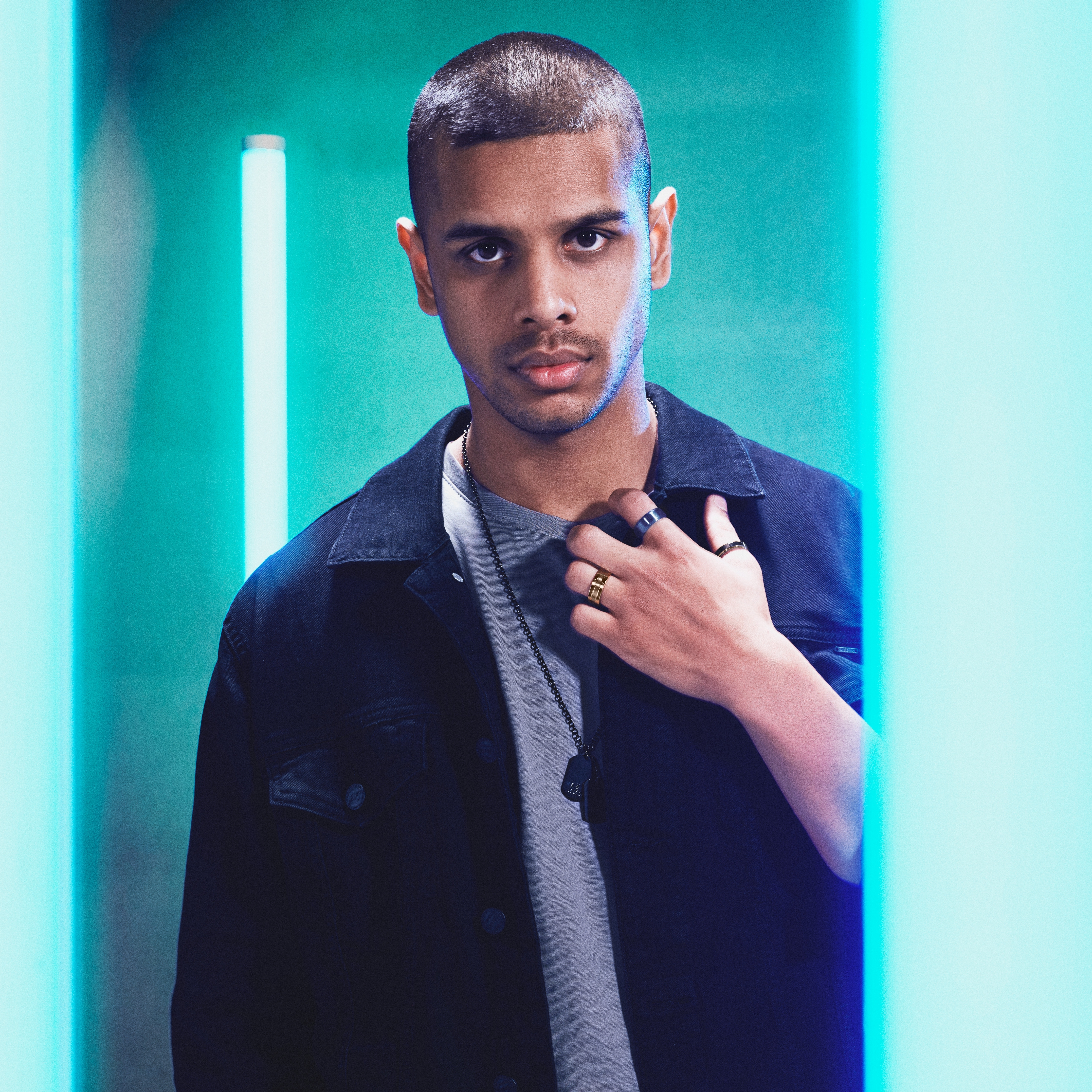 Ferrum | Anneau à bords biseautés en acier inoxydable bleu brossé  - 8 mm - 4