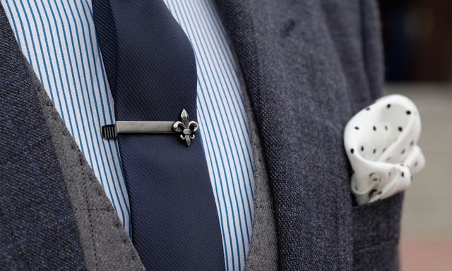 Ein einfacher Ratgeber für die Zusammenstellung von Accessoires. Alles von Metallen und Leder bis hin zu Mustern und Farben. Erfahre, wie Du Krawatten und Einstecktücher mit Lederarmbändern und Manschettenknöpfen aus Metall kombinieren kannst.