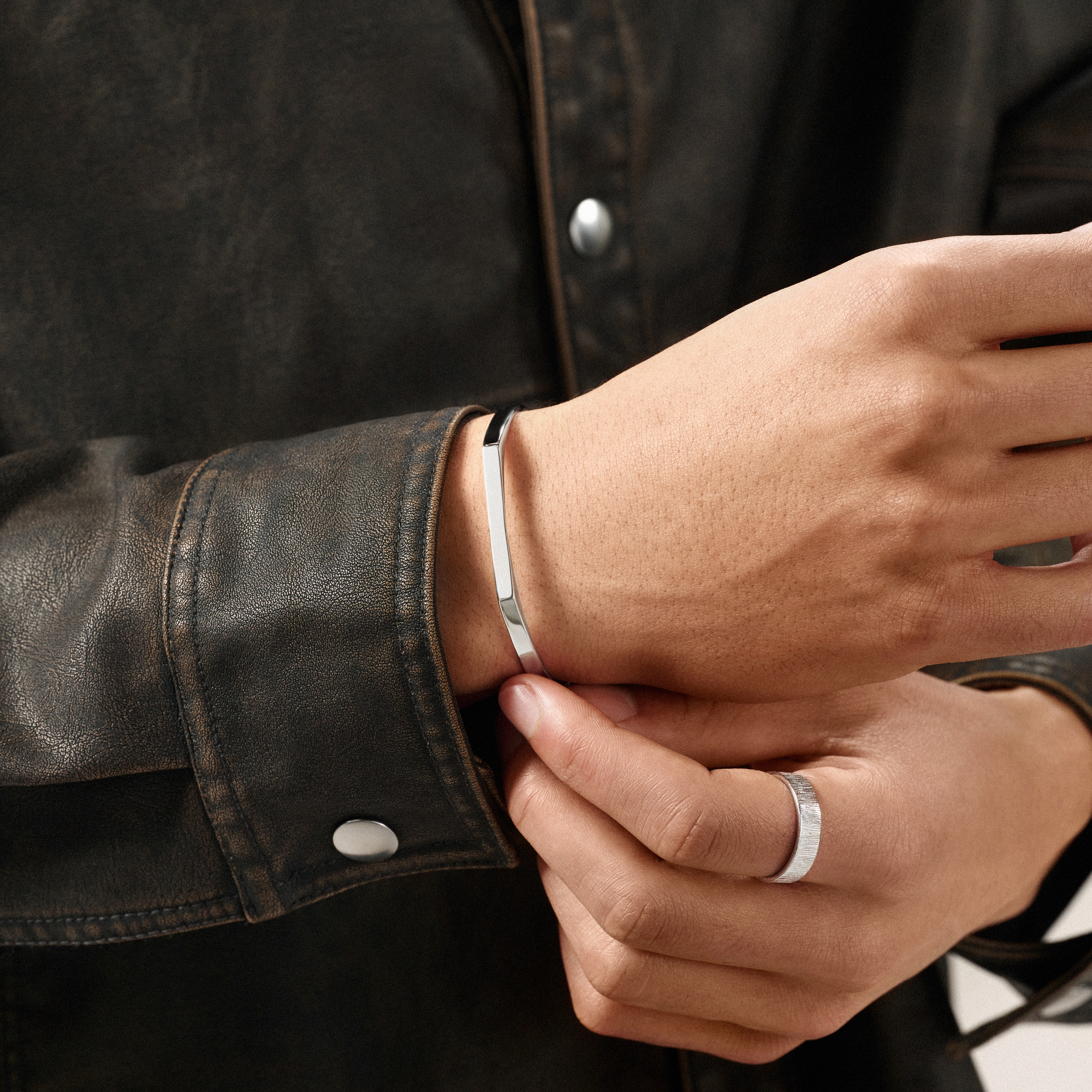 Brazalete angular ajustable de plata de ley chapado en rodio pulida de 5 mm - 4