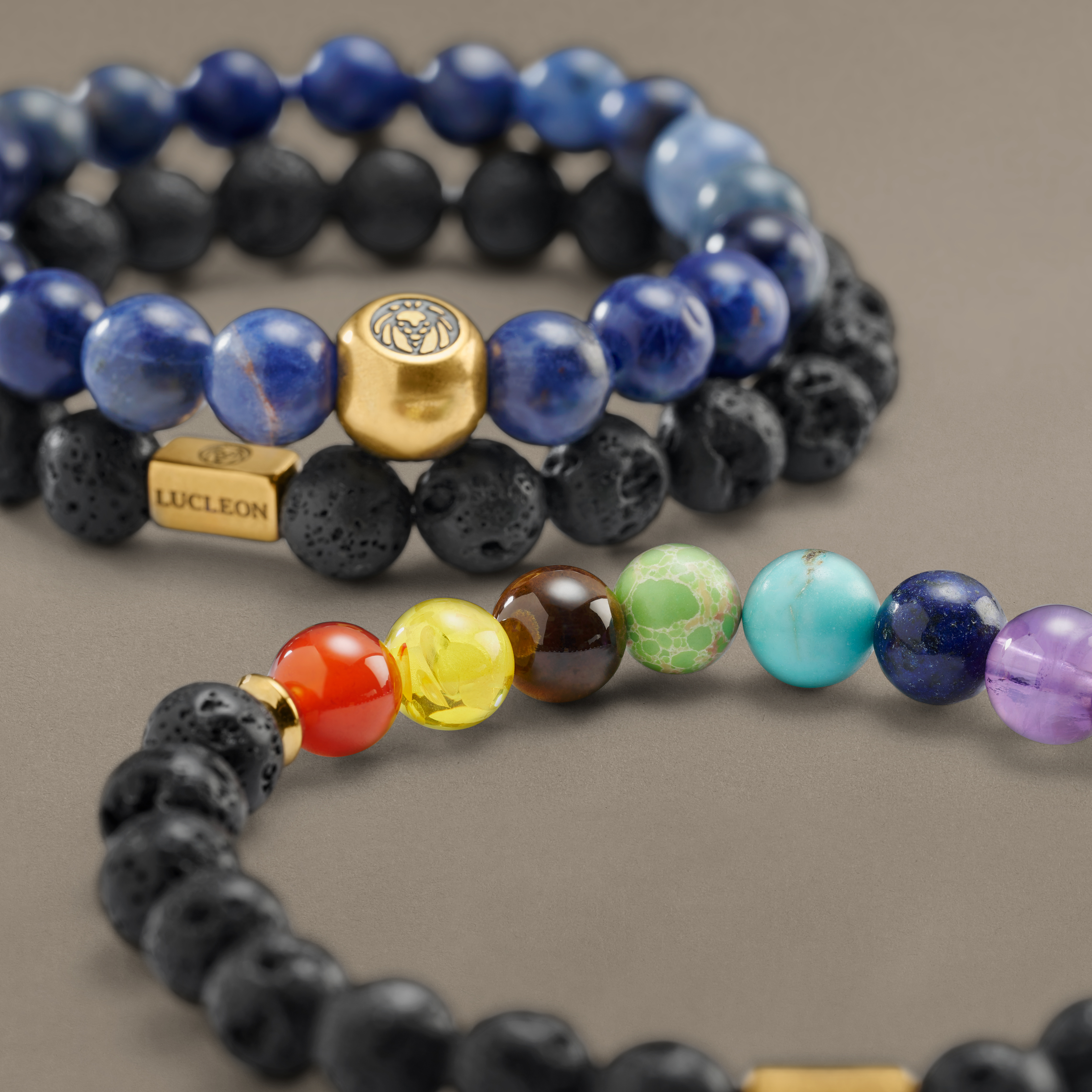 Lavakmens, zilās agates un čakras rokassprādze dāvanu kastītē - 4