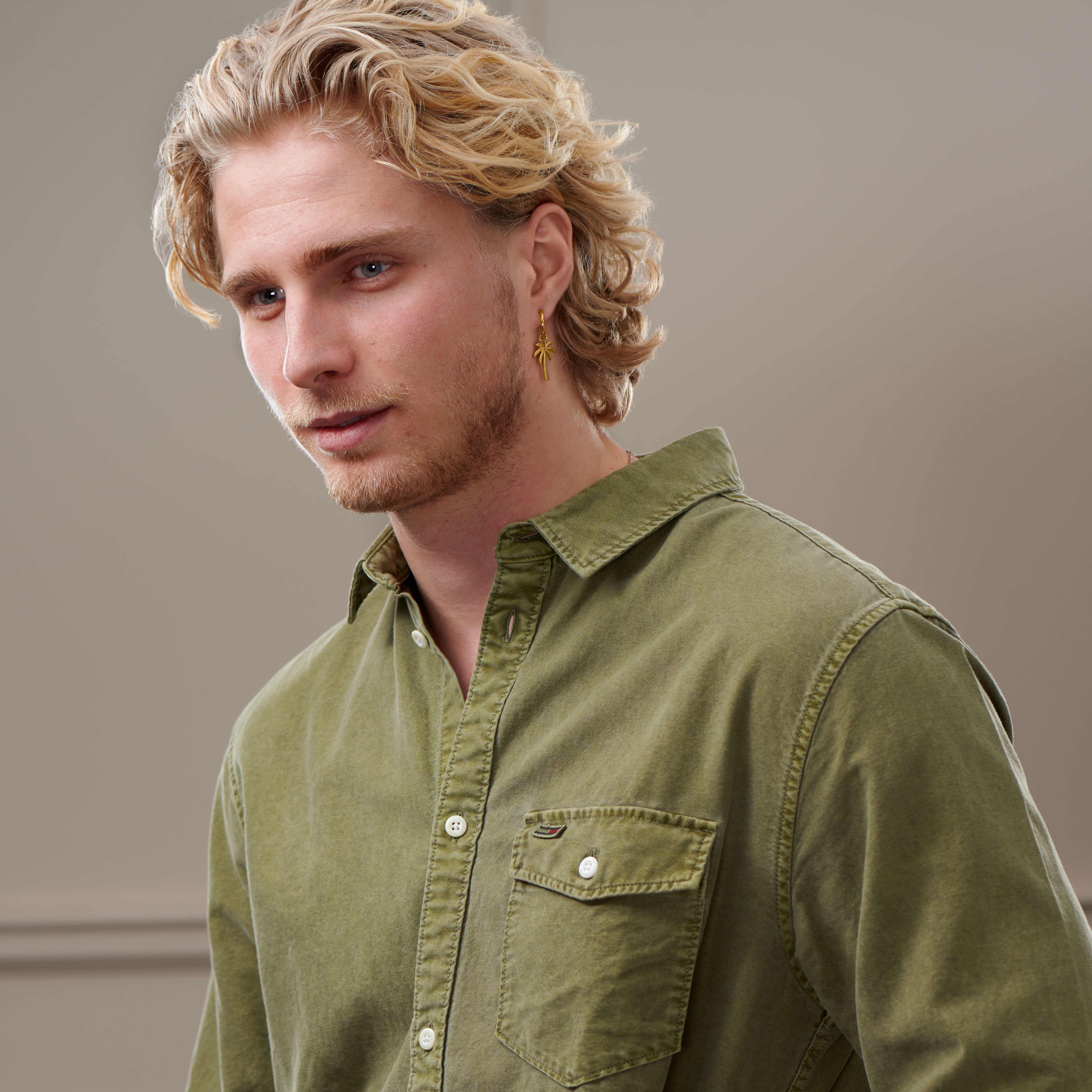 Boucle d'oreille en acier doré avec pendentif palmier - 3