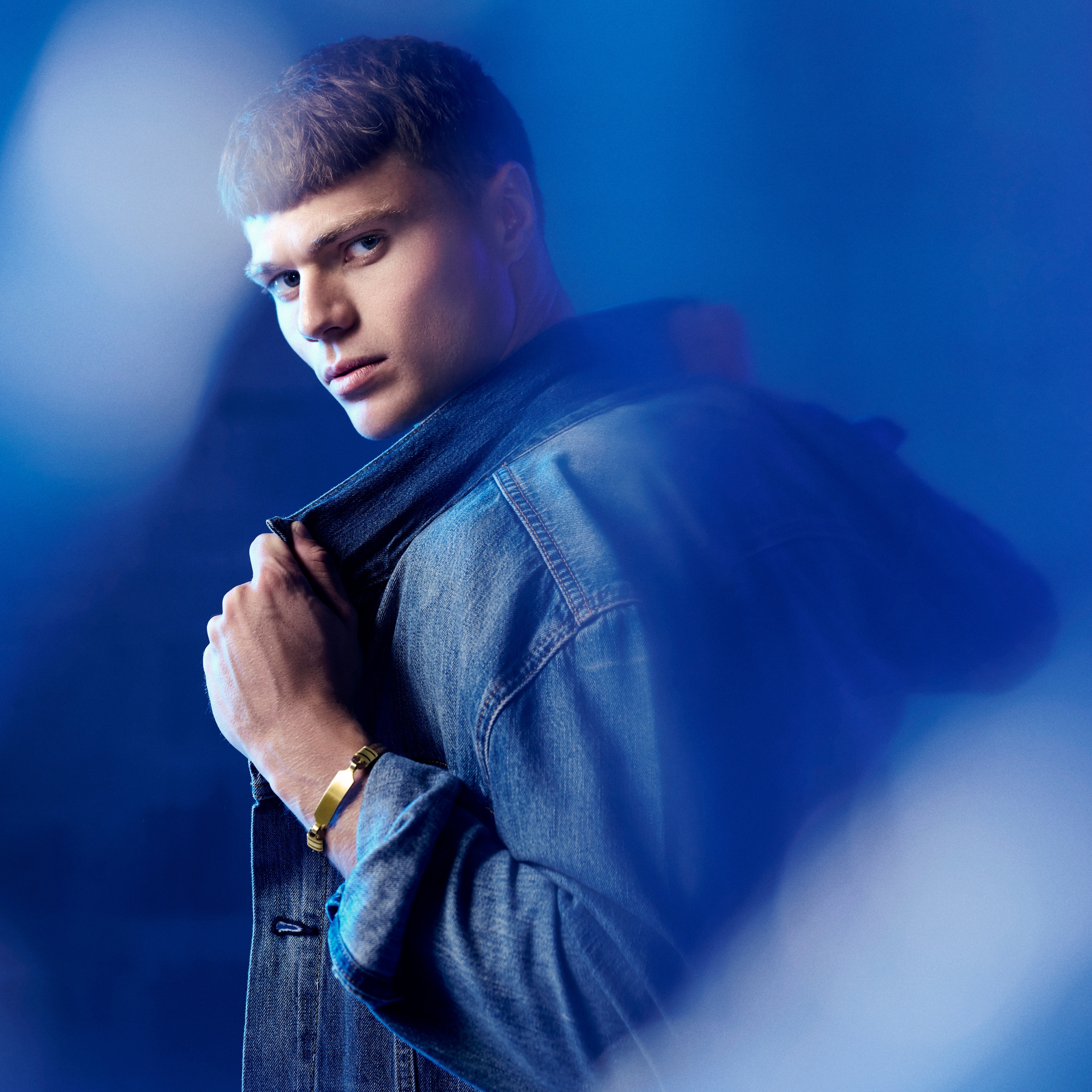 Nomen | Καφέ Δερμάτινο Βραχιόλι με Μεγάλη Χρυσαφί Ατσάλινη ID Πλακέτα - 3