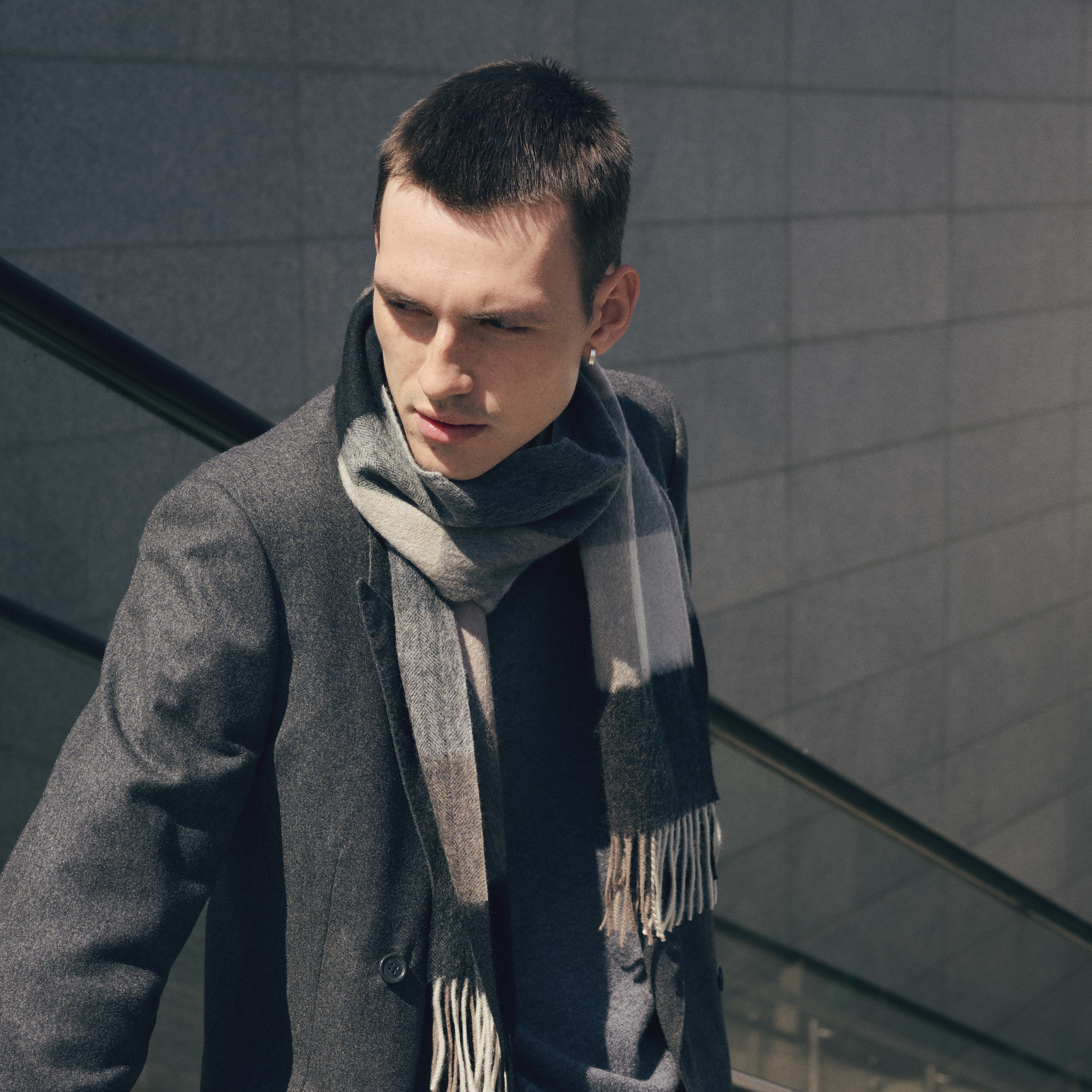 Aurora | Grå & Sort Stribet Lammeuld Tørklæde - 3