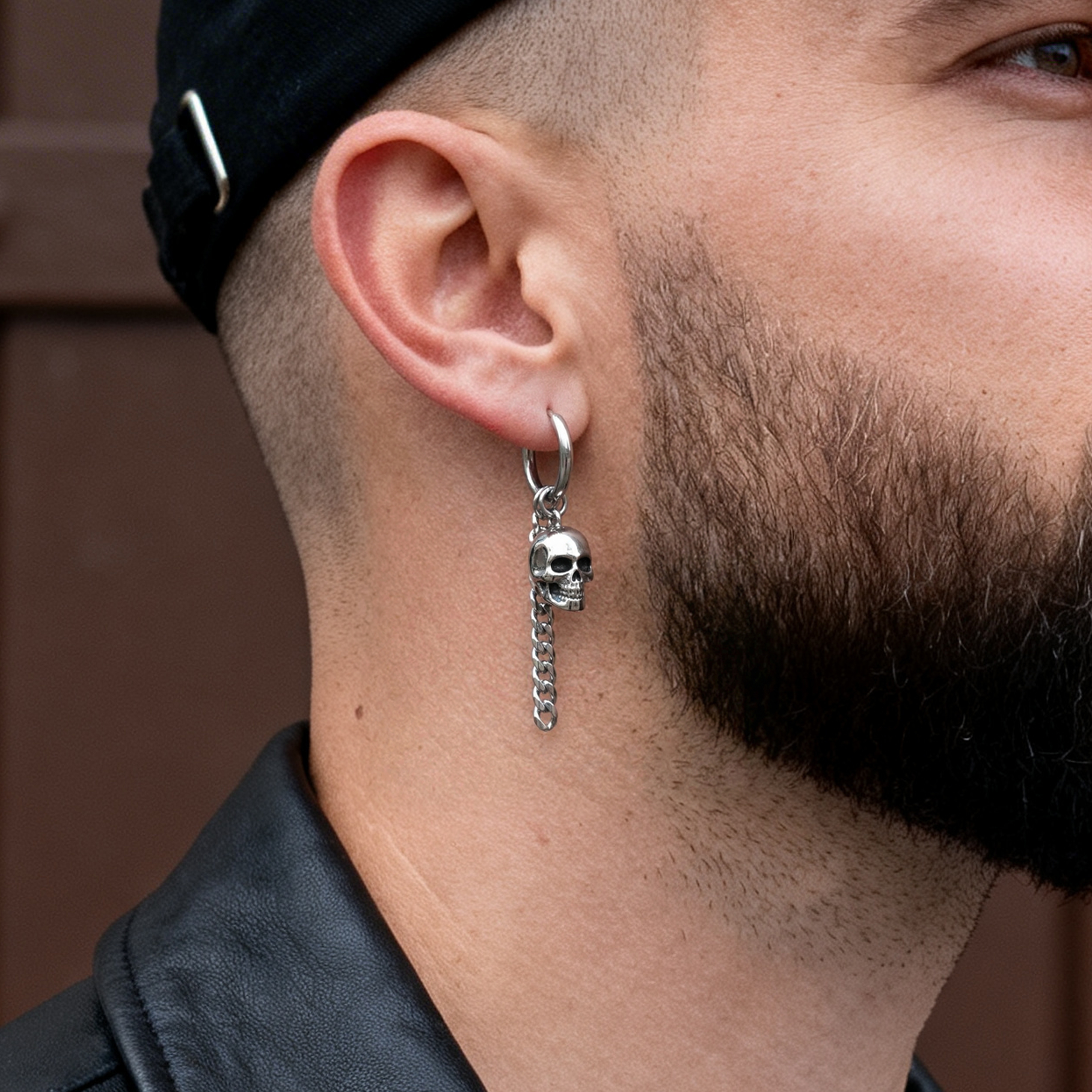 Srebrno-toniran obročasti uhan iz jekla z obeskom lobanje in verižic - 2