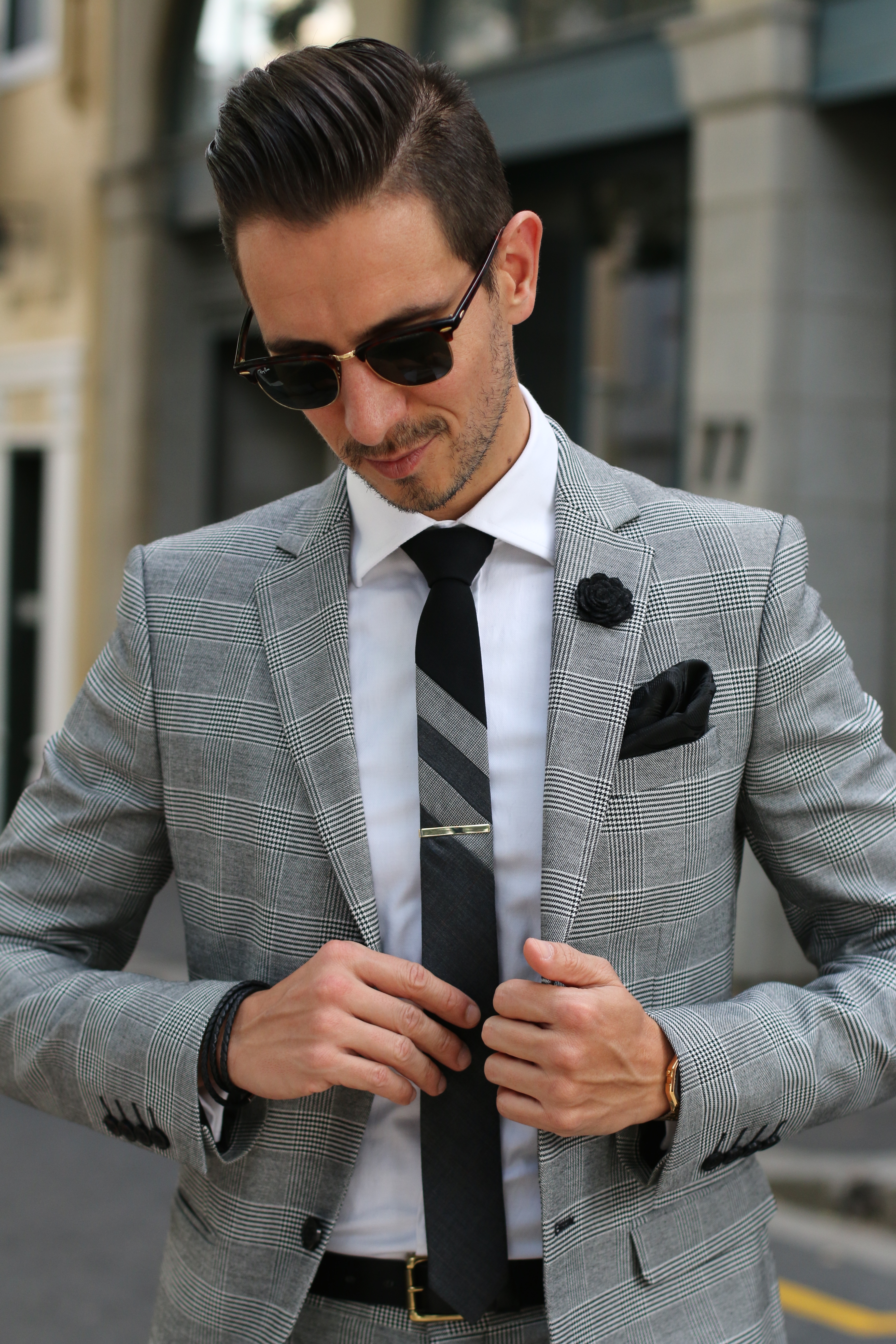 Fekete rózsás hajtókatű - 4