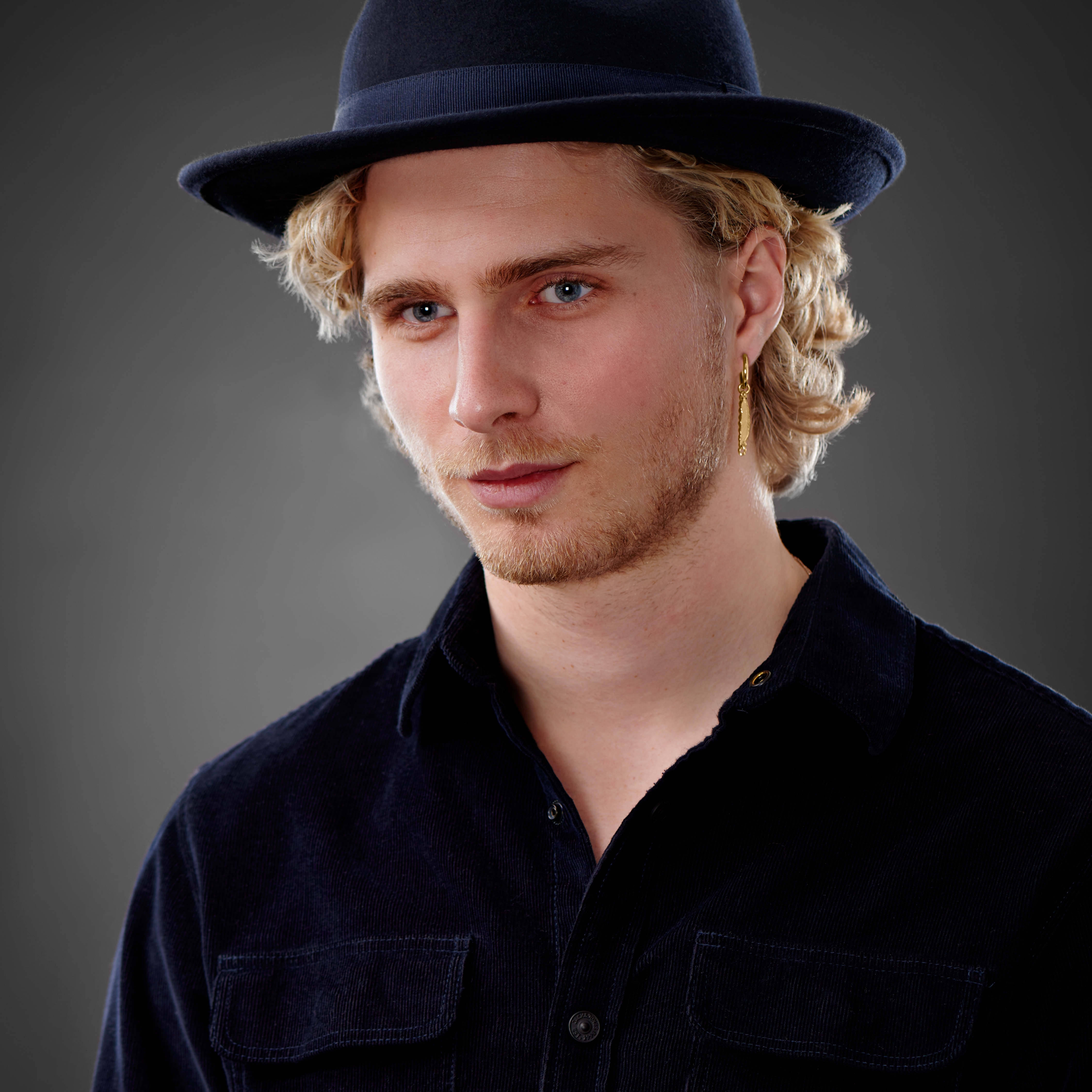 Oceľová kruhová náušnica v zlatej farbe s pierkom a retiazkou  - 4