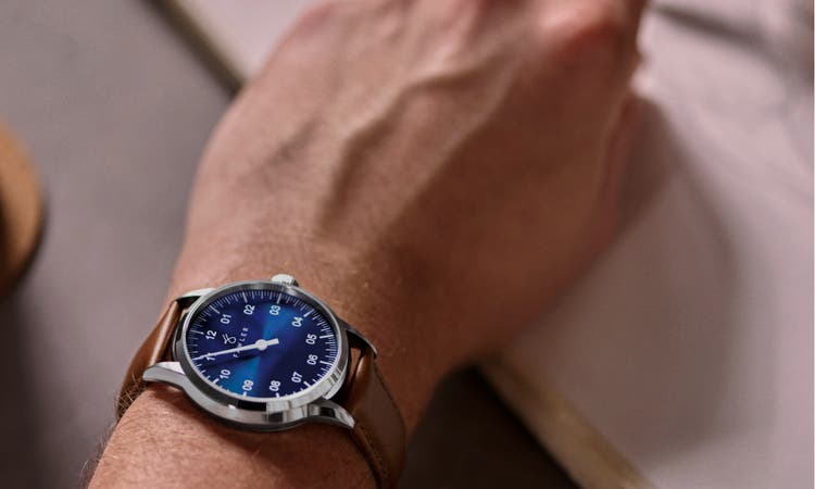 Zredukujte čas jen na to nejpodstatnější hodinkami s jednou ručičkou Zažijte čas na přehledném, minimalistickém číselníku, který vás nebude obtěžovat neustálými oznámeními.