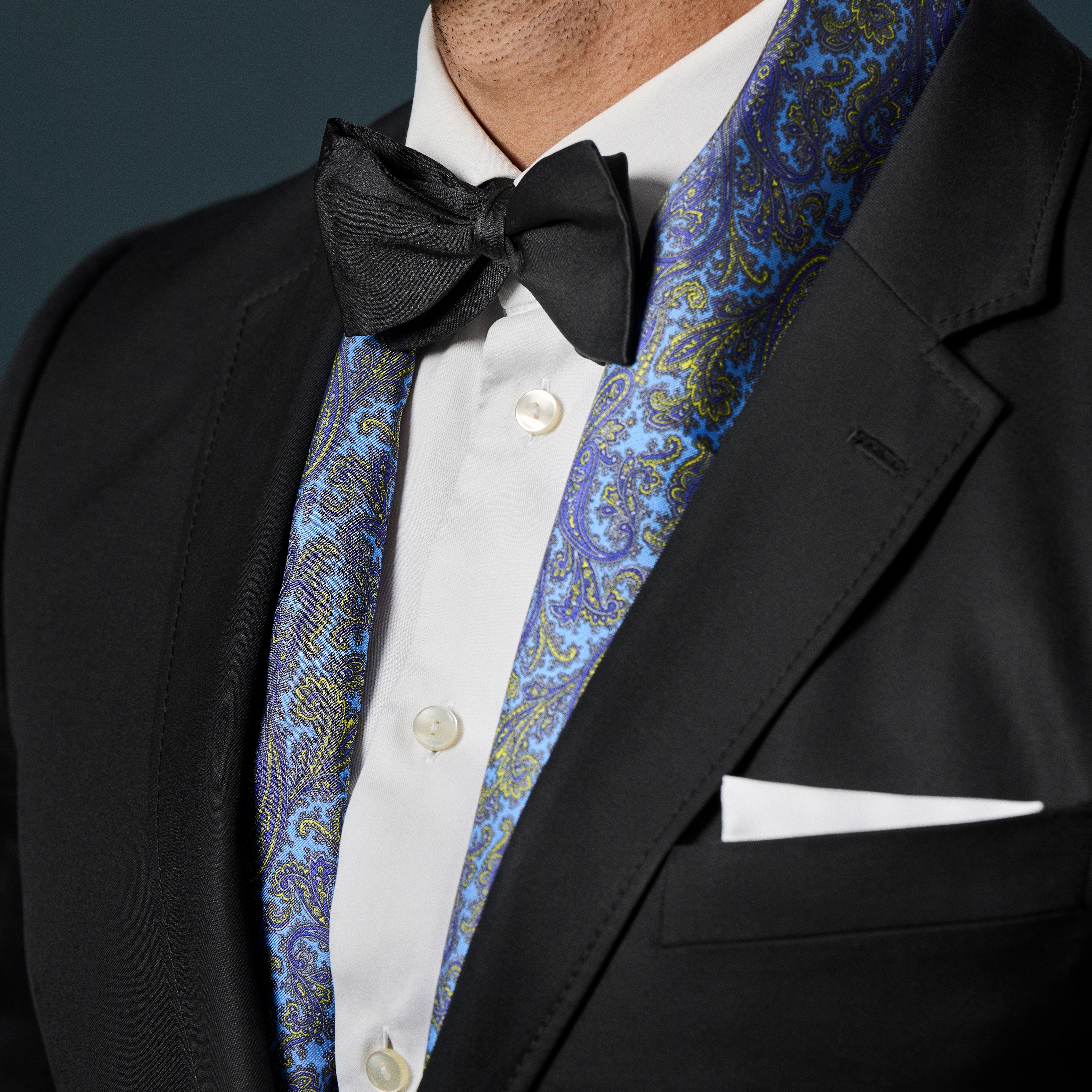 Bufanda de seda con estampado de cachemira azul claro y dorado - 3