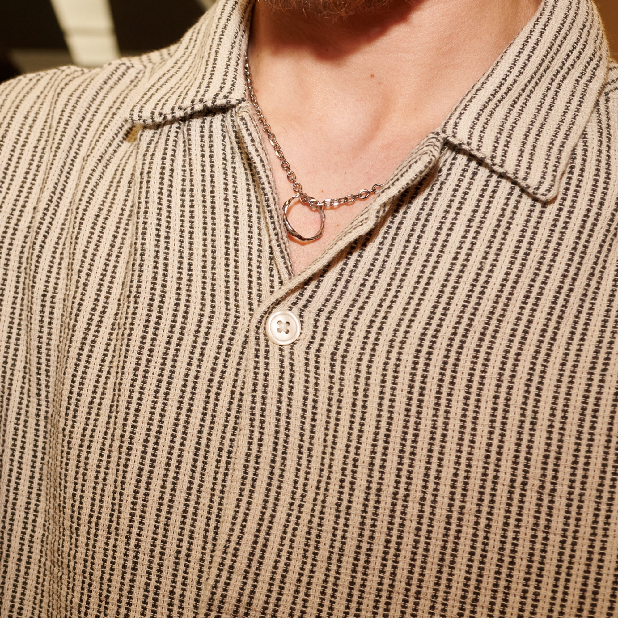 Molten | Collar con colgante de anillo ondulado de acero inoxidable en tono plateado de 4 mm - 4