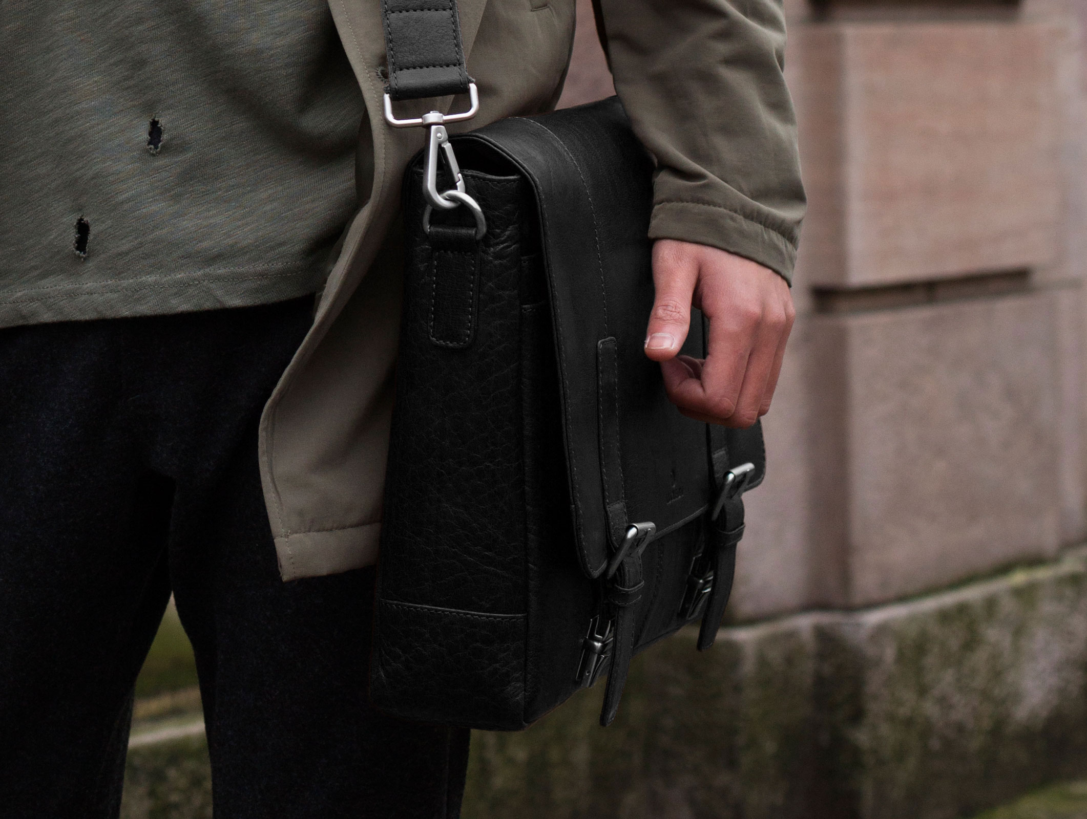Black Classic California Shoulder Bag - 18