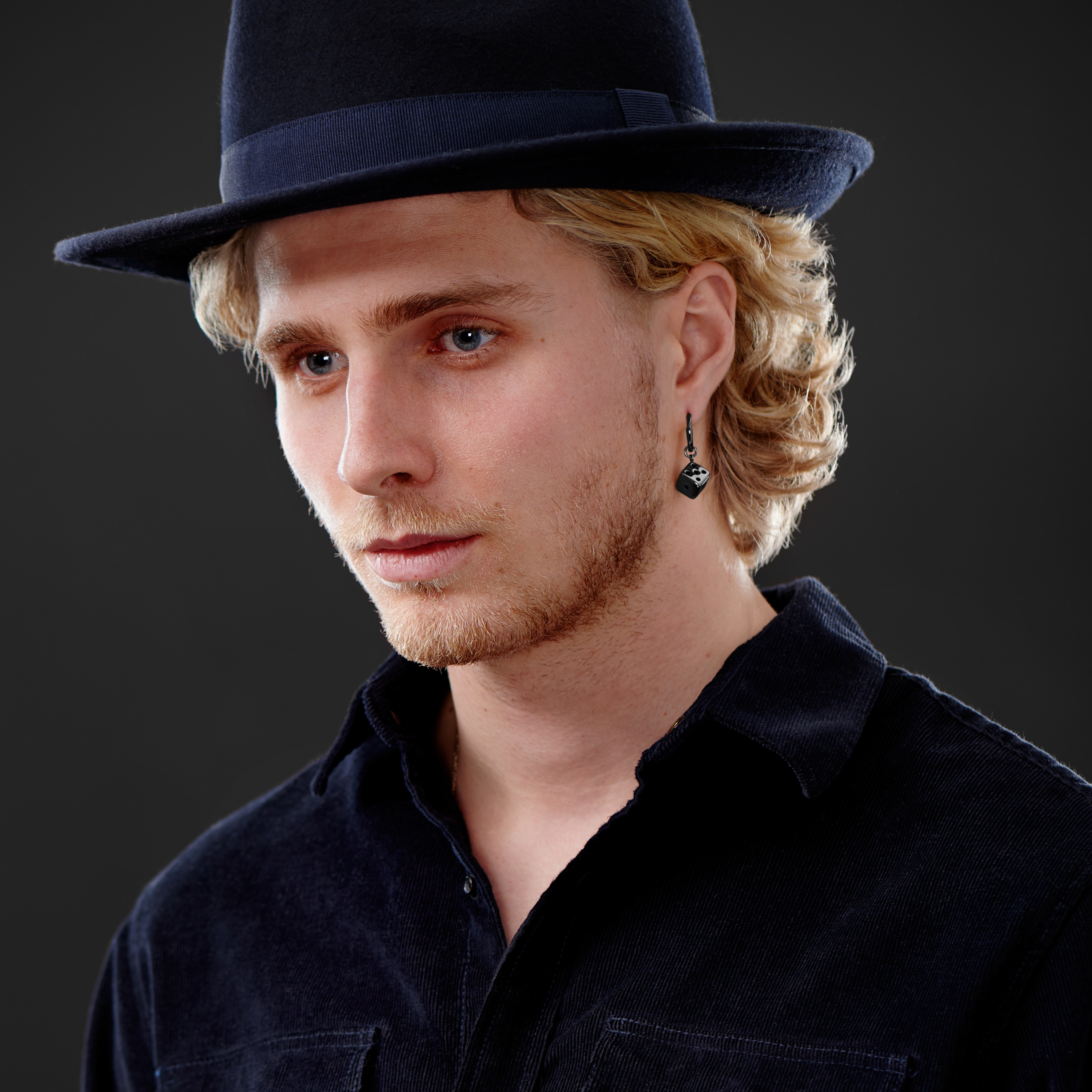 Fekete acél karika fülbevaló dobókockával - 6