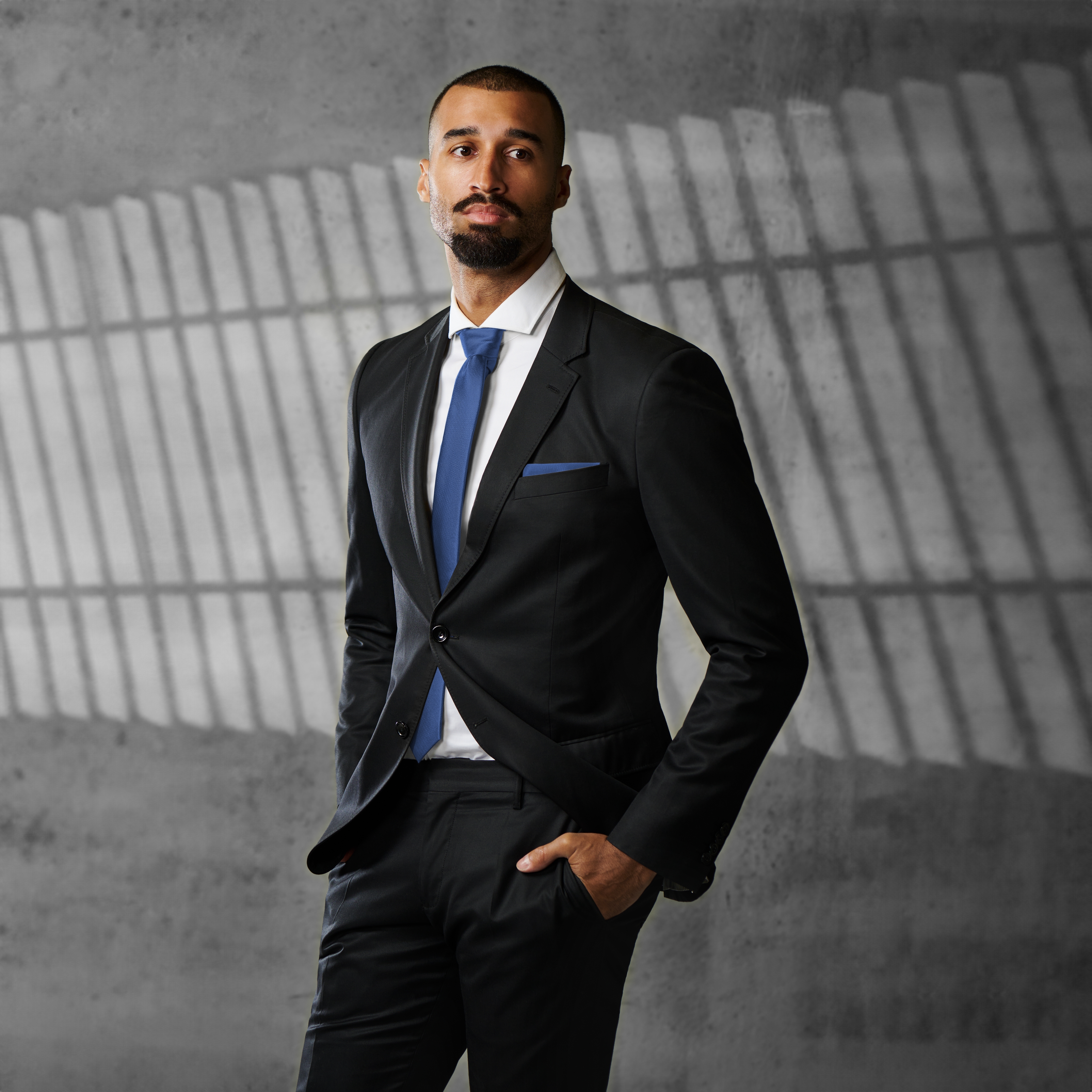 Vreckovka do saka z hodvábneho kepru v tmavomodrej farbe - 2